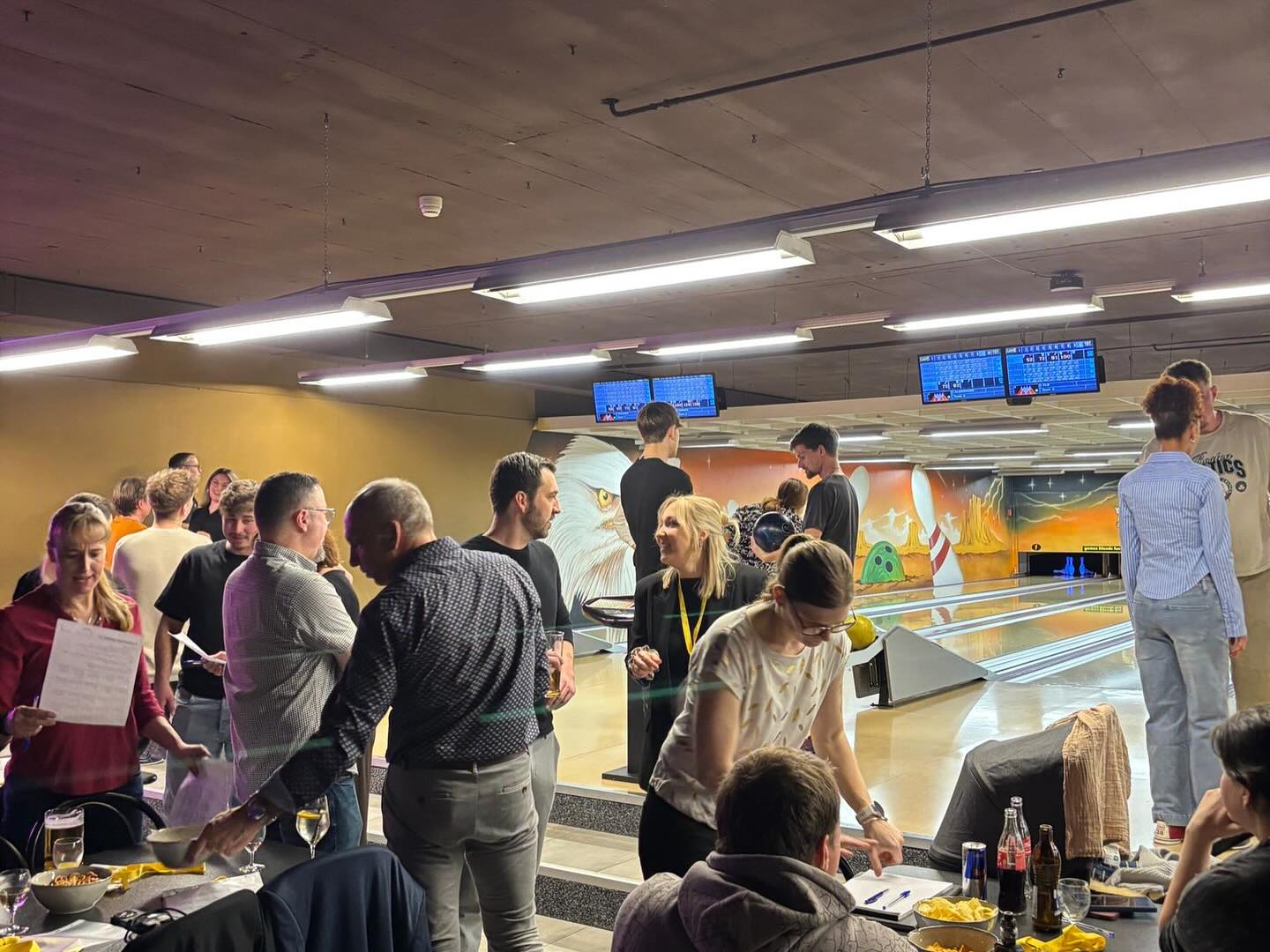 What a weekend! 🥳🎳
Am vergangenen Samstag haben wir mit dem ganzen Elefanten-Team 🐘 und ihren Partner/innen einen tollen Abend im Bowlingscenter Trimbach verbracht. Bingo, Bowling, Billard und Speis & Trank standen auf dem Programm. 😄 Merci an alle, die dabei waren. 🙌🏼