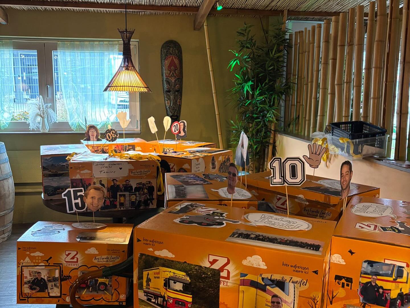 What a weekend! 🥳🎳
Am vergangenen Samstag haben wir mit dem ganzen Elefanten-Team 🐘 und ihren Partner/innen einen tollen Abend im Bowlingscenter Trimbach verbracht. Bingo, Bowling, Billard und Speis & Trank standen auf dem Programm. 😄 Merci an alle, die dabei waren. 🙌🏼