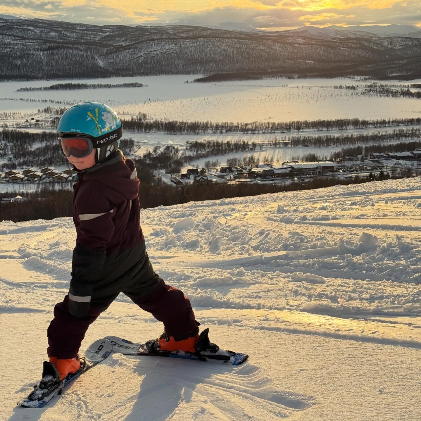 Vad har vi gjort 😱 Varför har vi lärt våra barn åka utför (man kan inte riktigt kalla det slalom🫣)? Jag gillar ju inte att åka utför. Kanske något åk någon gång ibland men inte hänga hela dagar eller veckor i backen. Och nu har vi själva skapat två individer som inte vill göra något annat 😅
Tur pappan kan tänka sig åka med dem (han försöker hitta sin nya identitet som skidåkare eftersom han inte längre platsar i parken eller skogen) så får mamman och bebis harva på i något skidspår på egen hand.
/J