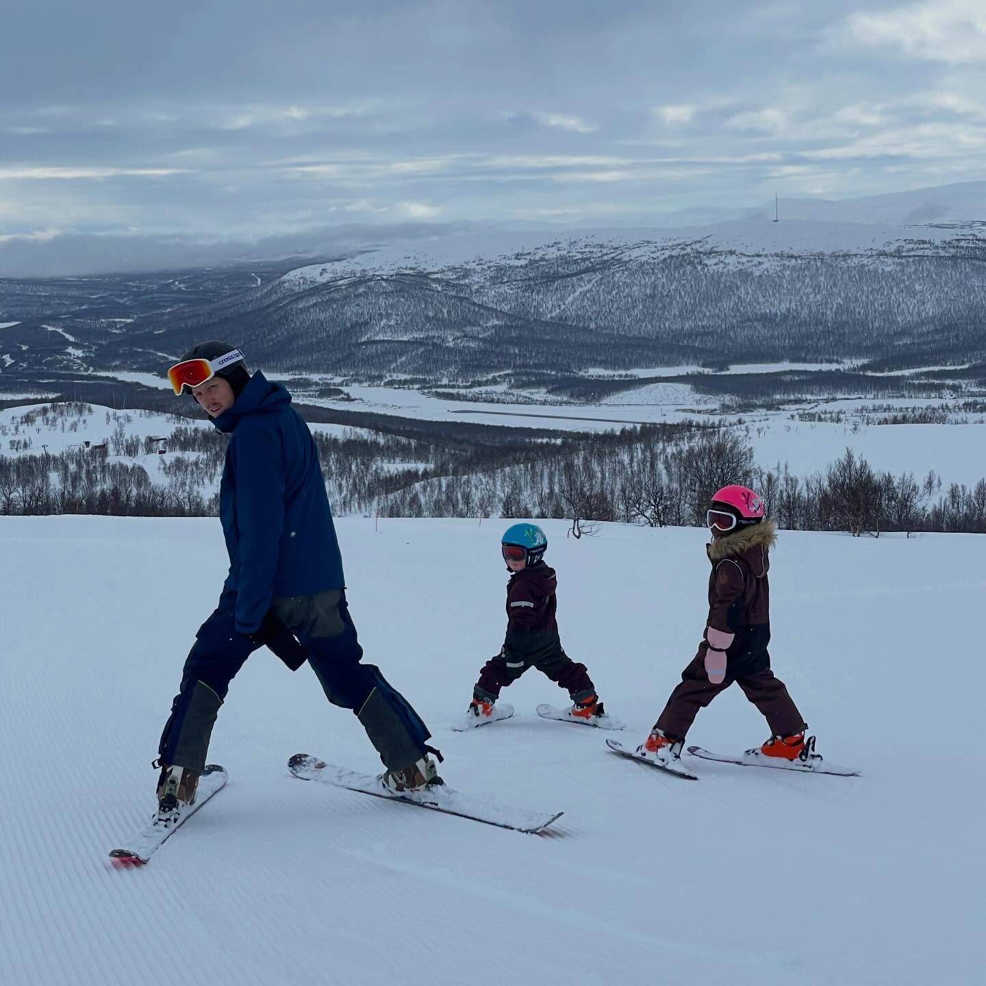 Vad har vi gjort 😱 Varför har vi lärt våra barn åka utför (man kan inte riktigt kalla det slalom🫣)? Jag gillar ju inte att åka utför. Kanske något åk någon gång ibland men inte hänga hela dagar eller veckor i backen. Och nu har vi själva skapat två individer som inte vill göra något annat 😅
Tur pappan kan tänka sig åka med dem (han försöker hitta sin nya identitet som skidåkare eftersom han inte längre platsar i parken eller skogen) så får mamman och bebis harva på i något skidspår på egen hand.
/J
