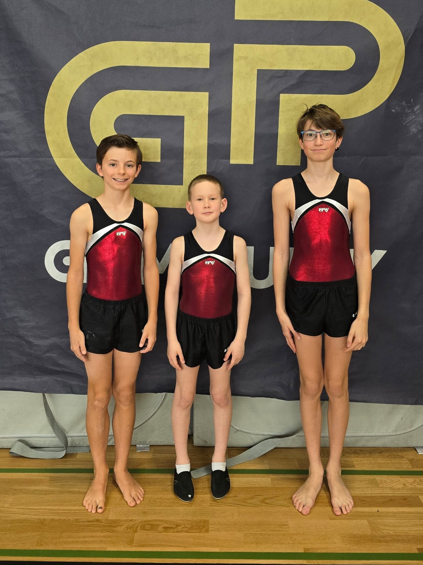 Incroyable journée au 1er concours qualificatif Agrès Jeunesse à Pully ✨️
12 gymnastes, 10 distinctions, et 1 médaille ! Nos gymnastes avenchois ont brillé et excellé lors de leur premier concours de la saison.
Une journée riche en émotion, des sourires rayonnants et une équipe plus motivée que jamais pour la suite de la saison !
Un grand bravo à toutes et tous pour ces magnifiques résultats :
C1F
🎖️ Léa - 14ème
🎖️ Lou - 18ème
🎖️ Emilia - 19ème
🎖️ Alya - 40ème
C1G
🎖️ Maël - 5ème
🎖️ Kéziah - 8ème
🎖️ Noé - 13ème
C2F
🎖️ Erine - 5ème
C3F
🥈 Inès - 2ème
🎖️ Lucie - 4ème
🎖️ Eline - 10ème
Amélie - 48ème
Et merci à @gympully et @gymvaud pour l'organisation de ce concours !