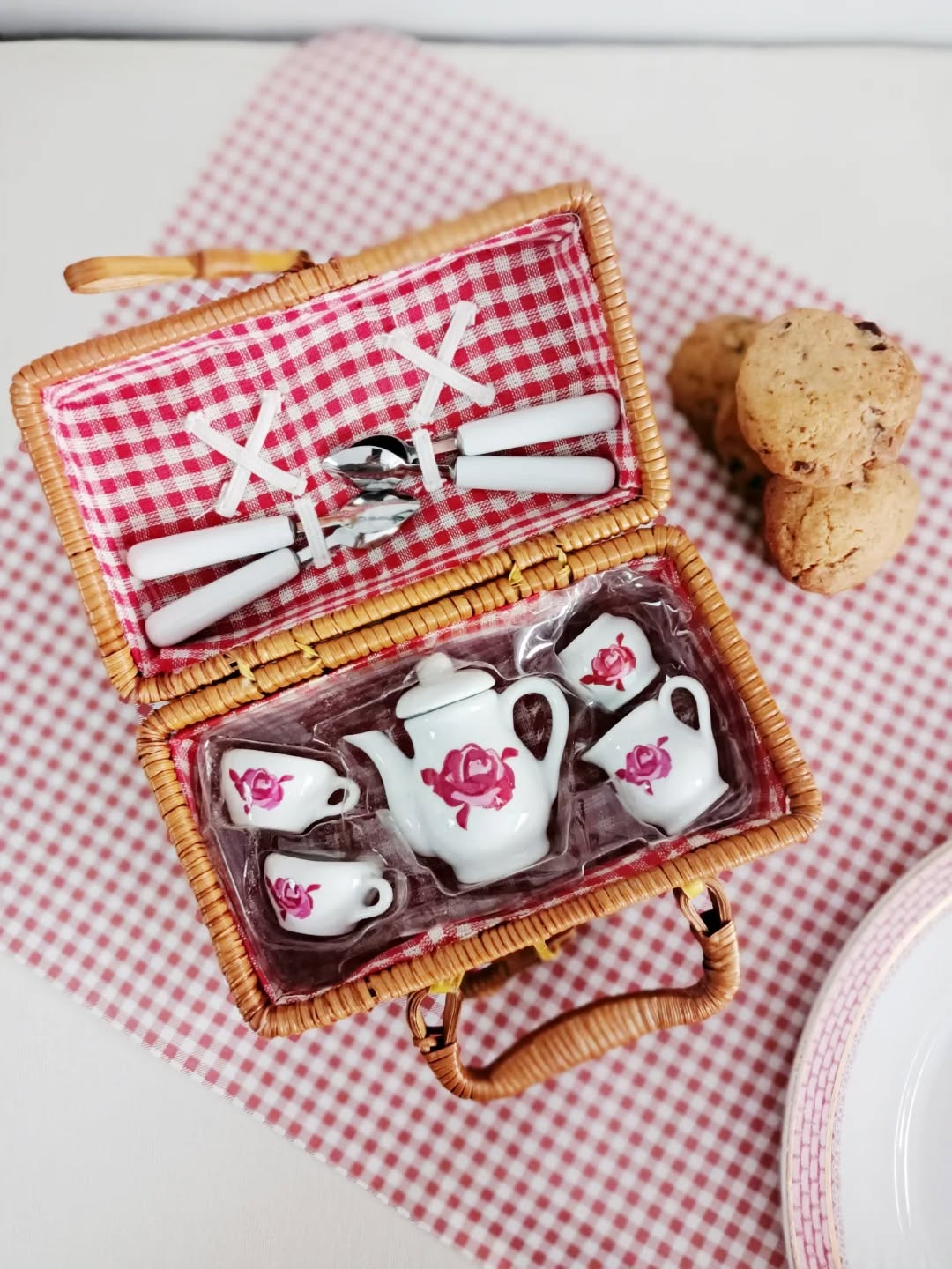 Voilà le genre de mignonerie qui donne envie de rejouer à la dînette… même à l’âge adulte !
Voici donc une adorable dînette pour enfant dans sa valisette en osier, parfaite pour les petits goûters imaginaires (ou les grands moments de nostalgie !)
À l’intérieur : un charmant service à thé/café en porcelaine blanche décoré d’une rose rose
🌸 2 tasses
☕ 1 cafetière
🥛 1 pot à lait
🍬 1 sucrier
🥄 4 petites cuillères
✨ Excellent état, comme neuf
📏 Valisette : 16 x 9,5 cm
⚖️ 0,2 kg
🏷️ Prix : 25 € + frais de livraison.
📦 Retrait à l'atelier de Villeneuve d'Ascq, livraison possible sur la métropole lilloise ou envoi partout ailleurs !
#dinettevintage #jouetancien #brocantelille #lesimparfaits #decoenfant