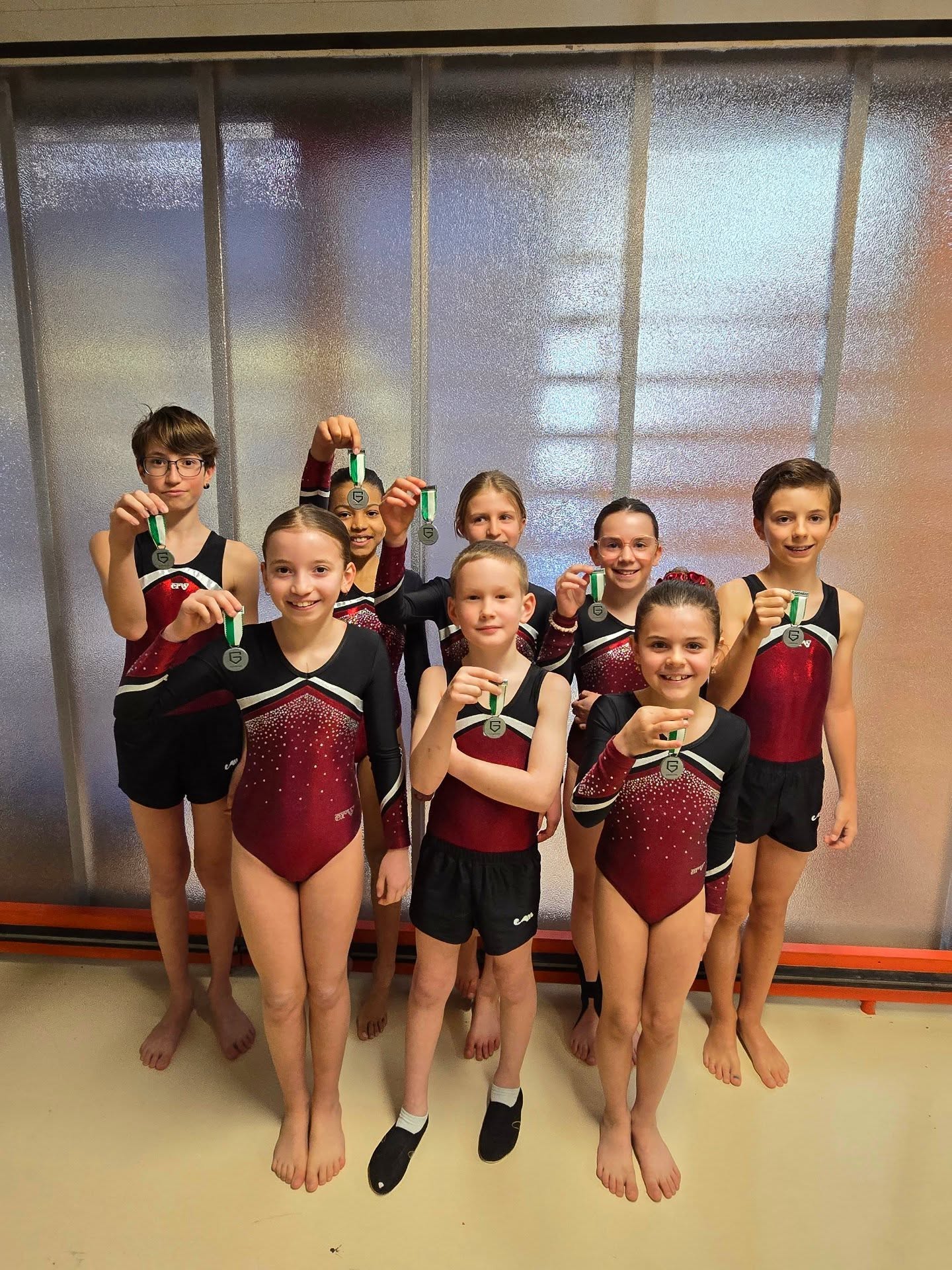 Incroyable journée au 1er concours qualificatif Agrès Jeunesse à Pully ✨️
12 gymnastes, 10 distinctions, et 1 médaille ! Nos gymnastes avenchois ont brillé et excellé lors de leur premier concours de la saison.
Une journée riche en émotion, des sourires rayonnants et une équipe plus motivée que jamais pour la suite de la saison !
Un grand bravo à toutes et tous pour ces magnifiques résultats :
C1F
🎖️ Léa - 14ème
🎖️ Lou - 18ème
🎖️ Emilia - 19ème
🎖️ Alya - 40ème
C1G
🎖️ Maël - 5ème
🎖️ Kéziah - 8ème
🎖️ Noé - 13ème
C2F
🎖️ Erine - 5ème
C3F
🥈 Inès - 2ème
🎖️ Lucie - 4ème
🎖️ Eline - 10ème
Amélie - 48ème
Et merci à @gympully et @gymvaud pour l'organisation de ce concours !