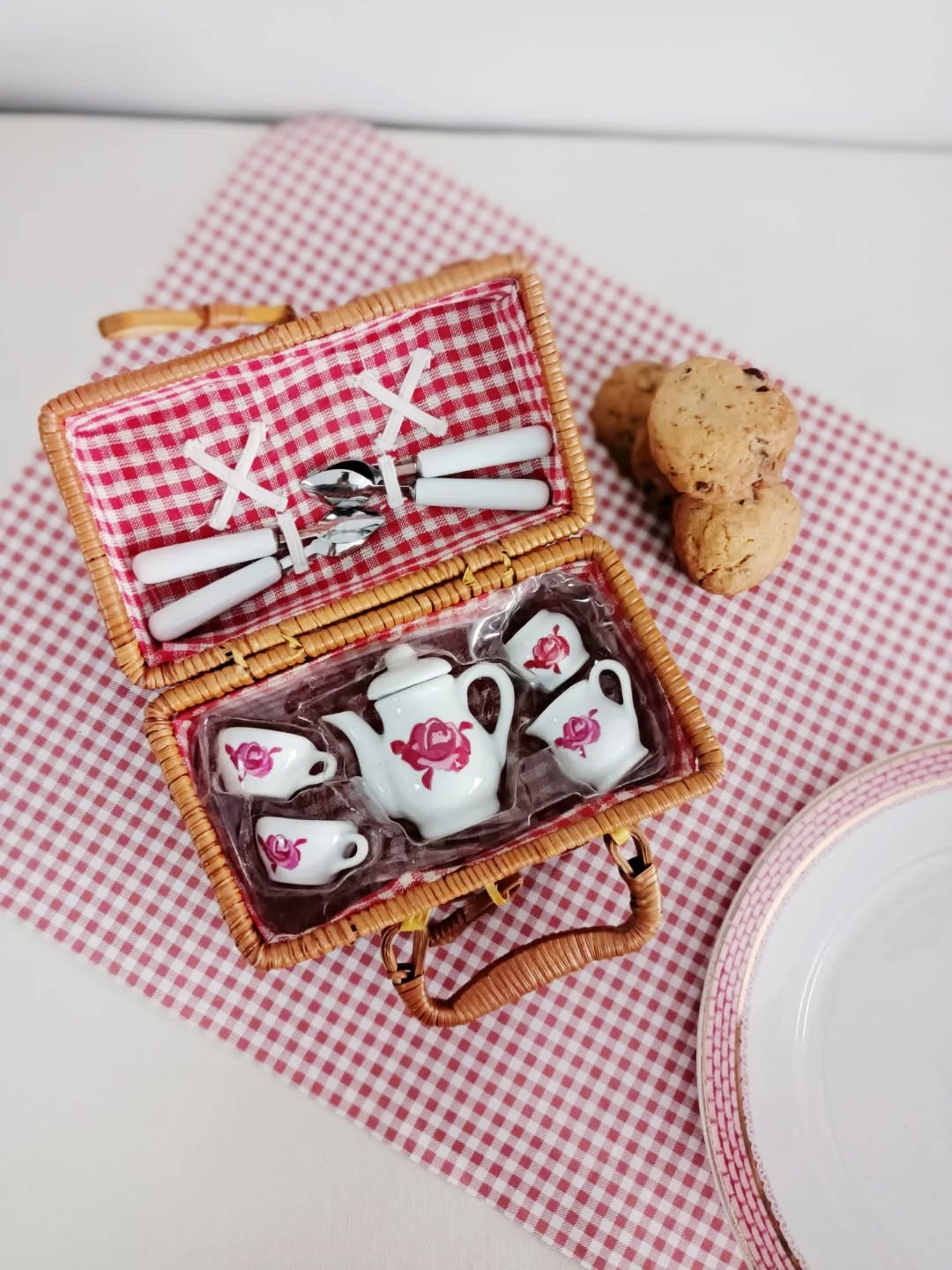 Voilà le genre de mignonerie qui donne envie de rejouer à la dînette… même à l’âge adulte !
Voici donc une adorable dînette pour enfant dans sa valisette en osier, parfaite pour les petits goûters imaginaires (ou les grands moments de nostalgie !)
À l’intérieur : un charmant service à thé/café en porcelaine blanche décoré d’une rose rose
🌸 2 tasses
☕ 1 cafetière
🥛 1 pot à lait
🍬 1 sucrier
🥄 4 petites cuillères
✨ Excellent état, comme neuf
📏 Valisette : 16 x 9,5 cm
⚖️ 0,2 kg
🏷️ Prix : 25 € + frais de livraison.
📦 Retrait à l'atelier de Villeneuve d'Ascq, livraison possible sur la métropole lilloise ou envoi partout ailleurs !
#dinettevintage #jouetancien #brocantelille #lesimparfaits #decoenfant