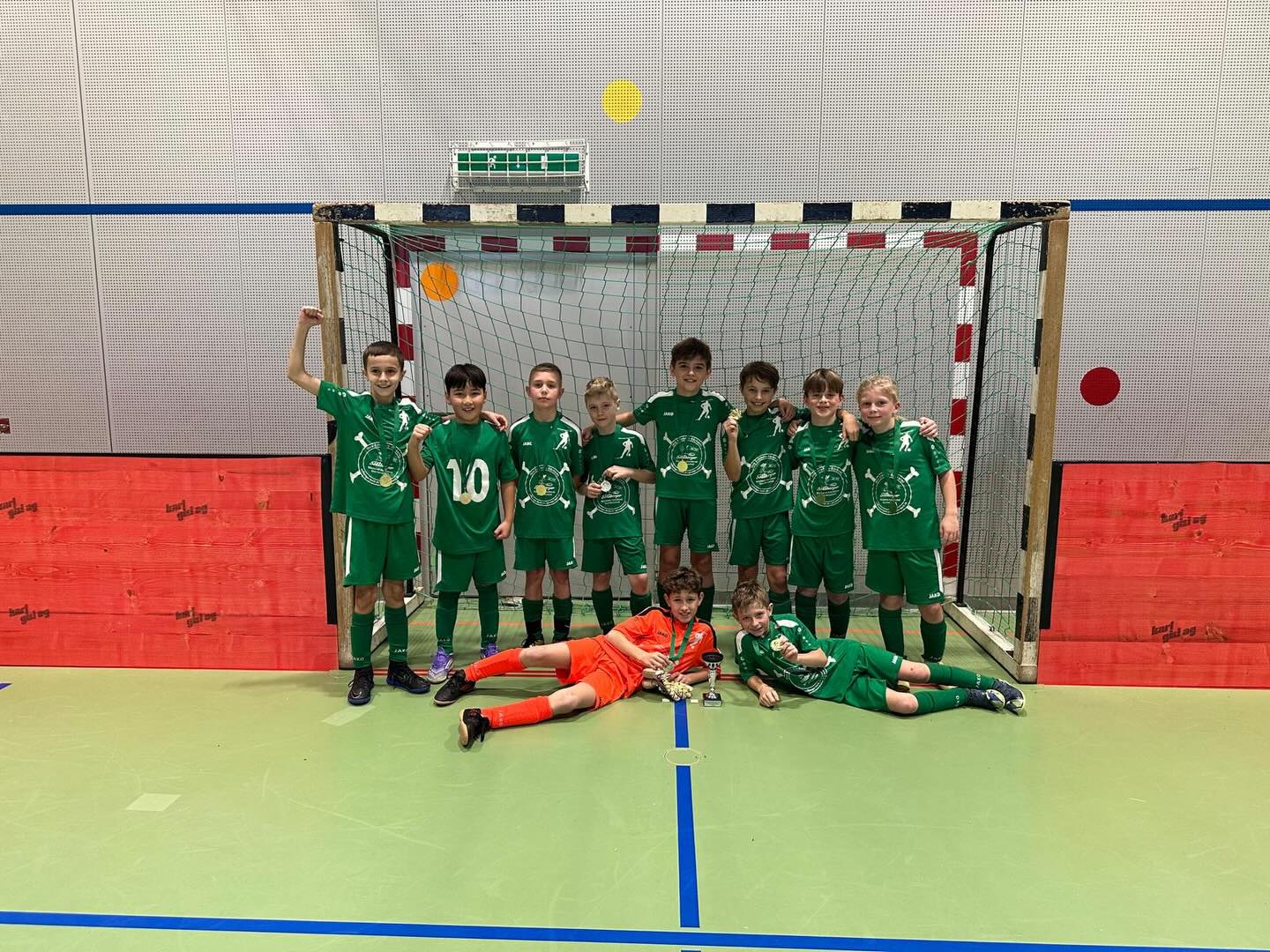 Rückblick:
Unsere Ea Junioren erspielten sich den sehr guten, leider aber auch etwas unglücklichen 4. Platz am Hallenturnier in Dottikon.
Den Jungs kam in den Finalspielen das Wettkampf-Glück abhanden. Und so schaute am Schluss der 4. Platz heraus.
Kopf hoch Jungs, es war eine tolle Leistung in einem sehr guten Teilnehmerfeld. Immer weiter…
#hallenturnier #fussball #allezgonti🤍💚⚽️ #nachwuchs #juniorenabteilung Rückblick:
Unsere Ea Junioren erspielten sich den sehr guten, leider aber auch etwas unglücklichen 4. Platz am Hallenturnier in Dottikon.
Den Jungs kam in den Finalspielen das Wettkampf-Glück abhanden. Und so schaute am Schluss der 4. Platz heraus.
Kopf hoch Jungs, es war eine tolle Leistung in einem sehr guten Teilnehmerfeld. Immer weiter…
#hallenturnier #fussball #allezgonti🤍💚⚽️ #nachwuchs #juniorenabteilung