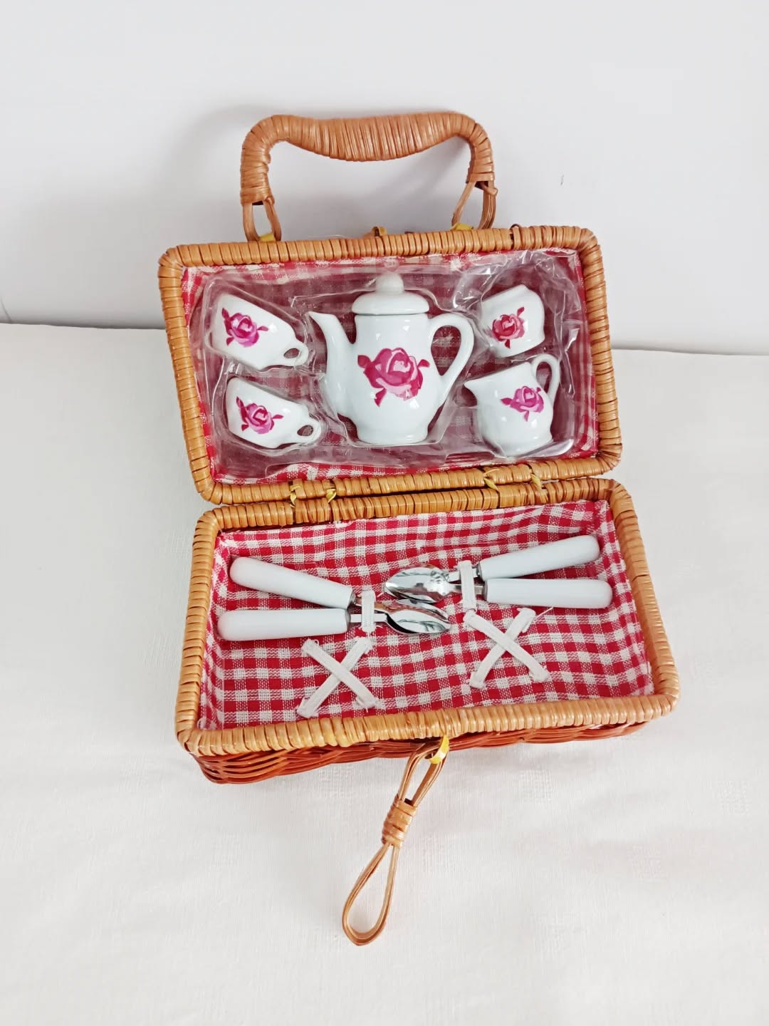 Voilà le genre de mignonerie qui donne envie de rejouer à la dînette… même à l’âge adulte !
Voici donc une adorable dînette pour enfant dans sa valisette en osier, parfaite pour les petits goûters imaginaires (ou les grands moments de nostalgie !)
À l’intérieur : un charmant service à thé/café en porcelaine blanche décoré d’une rose rose
🌸 2 tasses
☕ 1 cafetière
🥛 1 pot à lait
🍬 1 sucrier
🥄 4 petites cuillères
✨ Excellent état, comme neuf
📏 Valisette : 16 x 9,5 cm
⚖️ 0,2 kg
🏷️ Prix : 25 € + frais de livraison.
📦 Retrait à l'atelier de Villeneuve d'Ascq, livraison possible sur la métropole lilloise ou envoi partout ailleurs !
#dinettevintage #jouetancien #brocantelille #lesimparfaits #decoenfant