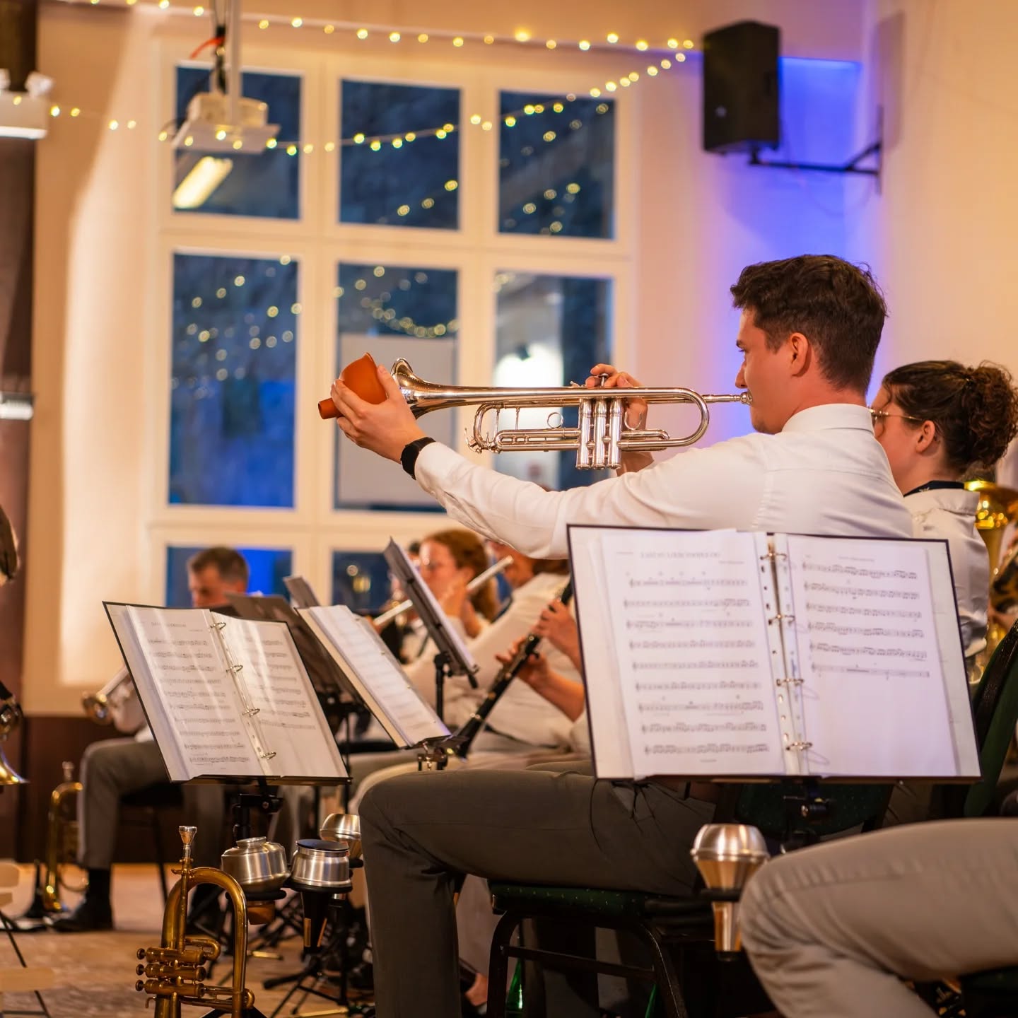 Mit Freude schauen wir auf ein großartiges Konzert zurück.
Viele Wochen der Vorbereitung, unzählige Proben und Ideen standen an der Tagesordnung, aber erst Ihr habt diesen Tag so besonders gemacht.
Wir sagen Danke!
An unseren Dirigenten Martin Langer.
An Die Schützenbruderschaft aus Beyenburg.
An alle die im Hintergrund geholfen haben.
Und an Euch, die diesen Tag mit uns verbracht haben.
#blasorchesteroberbarmen #blasmusik #konzert #wuppertal #musikverein