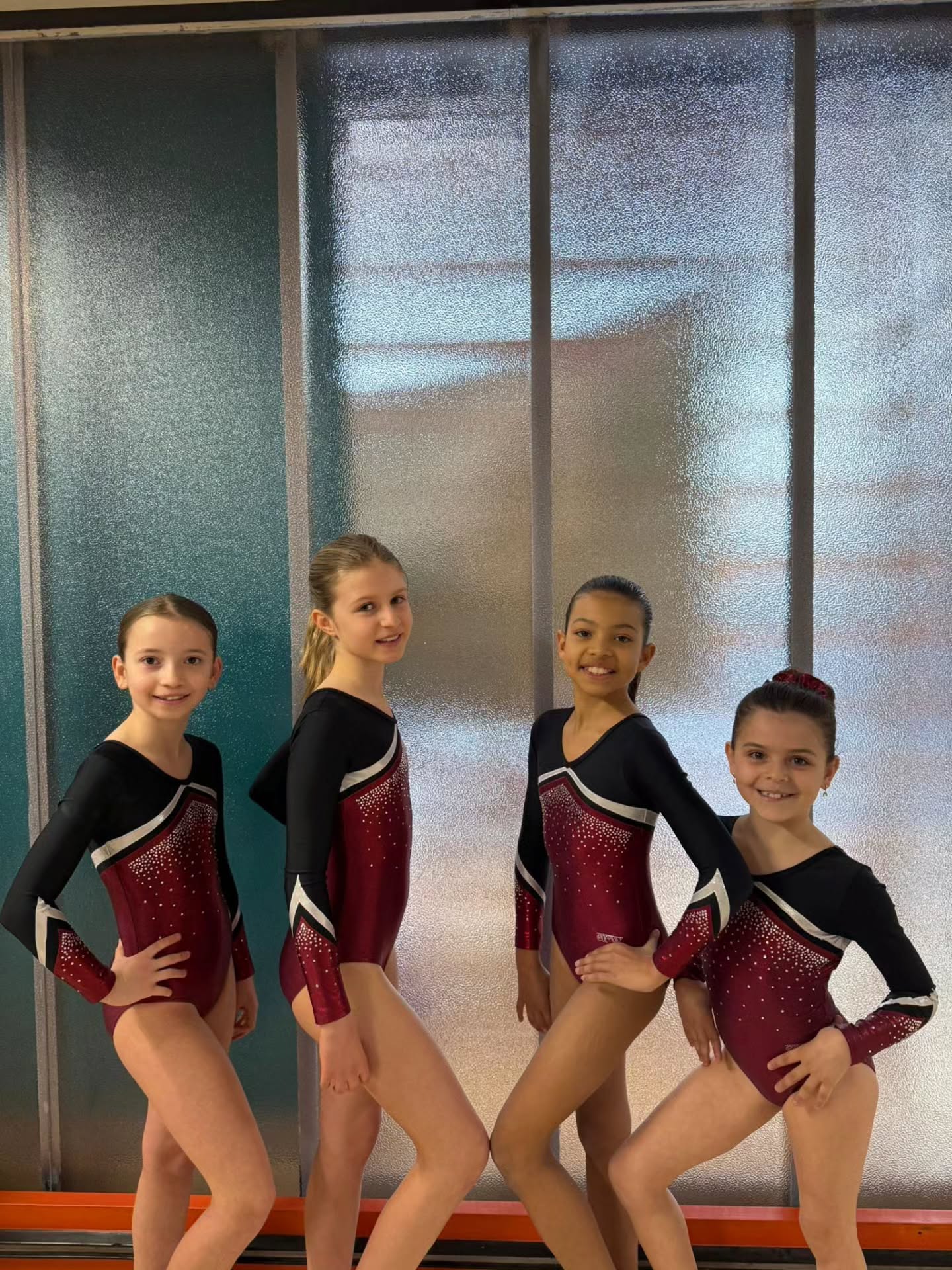 Incroyable journée au 1er concours qualificatif Agrès Jeunesse à Pully ✨️
12 gymnastes, 10 distinctions, et 1 médaille ! Nos gymnastes avenchois ont brillé et excellé lors de leur premier concours de la saison.
Une journée riche en émotion, des sourires rayonnants et une équipe plus motivée que jamais pour la suite de la saison !
Un grand bravo à toutes et tous pour ces magnifiques résultats :
C1F
🎖️ Léa - 14ème
🎖️ Lou - 18ème
🎖️ Emilia - 19ème
🎖️ Alya - 40ème
C1G
🎖️ Maël - 5ème
🎖️ Kéziah - 8ème
🎖️ Noé - 13ème
C2F
🎖️ Erine - 5ème
C3F
🥈 Inès - 2ème
🎖️ Lucie - 4ème
🎖️ Eline - 10ème
Amélie - 48ème
Et merci à @gympully et @gymvaud pour l'organisation de ce concours !