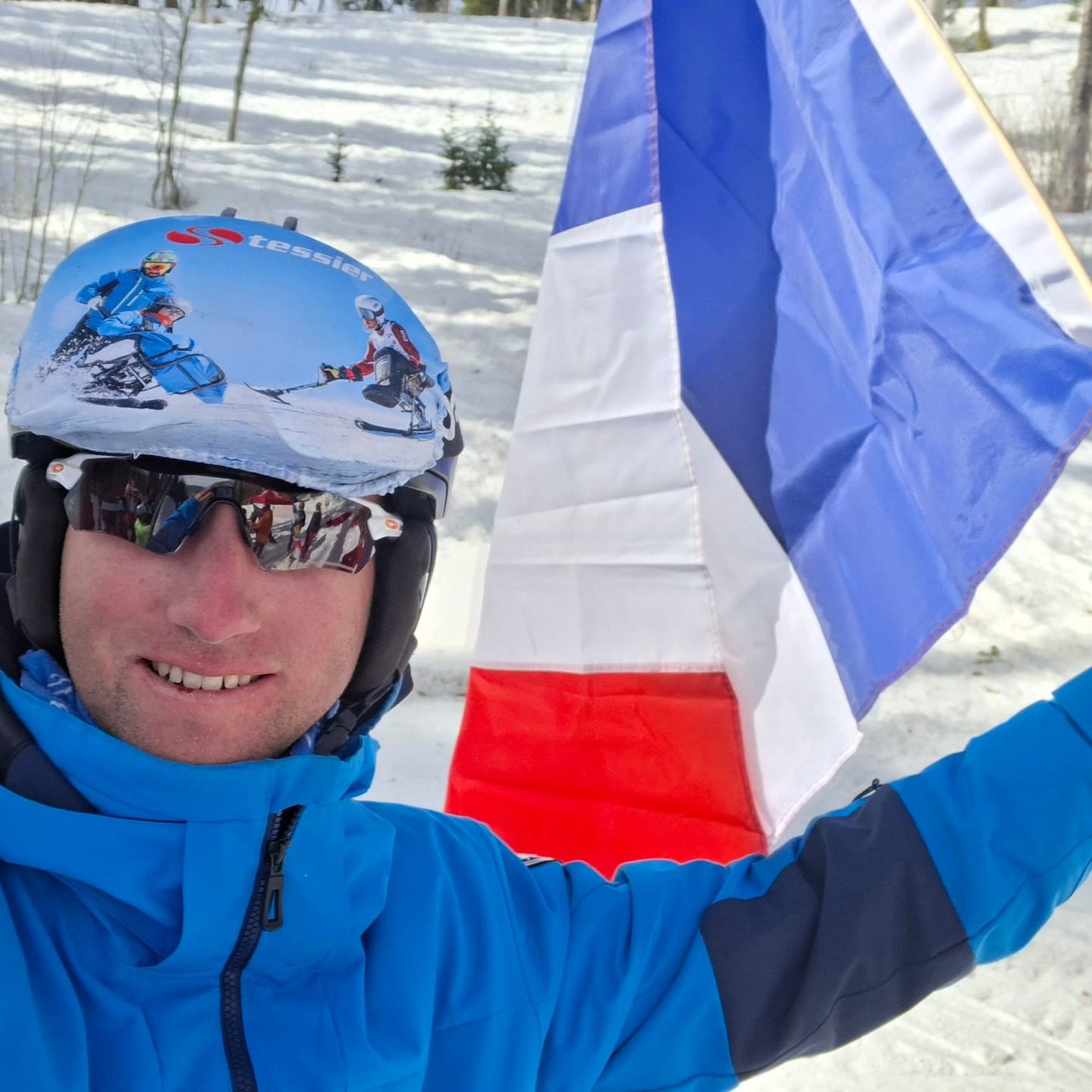 PREMIERE DELEGATION FRANCAISE à participer à cette compétition internationale à Powder Mountain aux USA, Fred, Théo et Albin étaient présents au défilé et à la Présentation des Equipes lors de la Tetraski express, aux USA hier, avant de prendre le départ de la Course en Tétraski, bien sur !
Premier vol en Avion pour ALBIN afin de participer, c'est une première de la part d'une Equipe Française Loisirs Assis Evasion, l'une des seules en Europe à disposer et proposer des descentes sur piste en "TETRASKI" : Le TetraSki a été conçu à l'Université de l'Utah, construit par Tetradapt et exploité par TRAILS Adaptive avec le soutien initial et continu de la Fondation Craig H. Neilsen.
@trails_adaptive @universityofutah @cafoundation @atmb_vivreenhautesavoie @region_auvergnerhonealpes