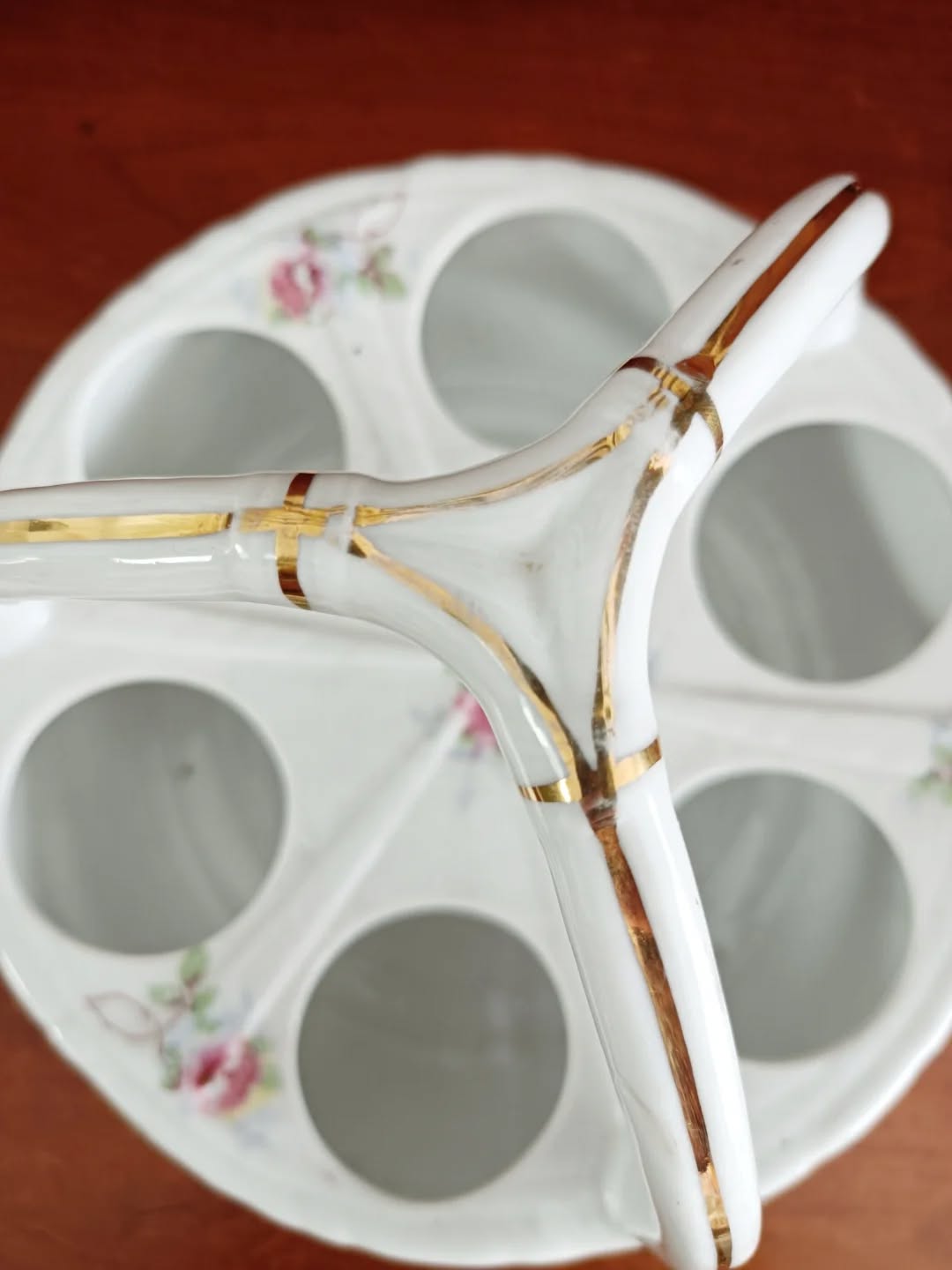 🥚 Lundi de Pâques oblige… les œufs sont à l’honneur !
Et quoi de mieux pour les sublimer qu’un joli présentoir à œufs en porcelaine ?
Avec son décor floral délicat et son liseré doré, il transforme instantanément une simple table en brunch de fête.
Parfait pour présenter 6 œufs avec élégance — ou pour impressionner discrètement la belle-famille.
🔎 Très bon état
📏 Diamètre 16 cm – hauteur 14 cm
⚖️ 0,7 kg
🏷️ Prix : 34 € + frais de livraison
📦 Retrait à l'atelier de Villeneuve d'Ascq, livraison possible sur la métropole lilloise ou envoi partout ailleurs !
#paques #artdelatable #vaisselleancienne #lesimparfaits #tabledepaques