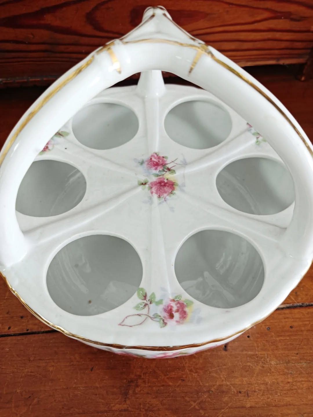 🥚 Lundi de Pâques oblige… les œufs sont à l’honneur !
Et quoi de mieux pour les sublimer qu’un joli présentoir à œufs en porcelaine ?
Avec son décor floral délicat et son liseré doré, il transforme instantanément une simple table en brunch de fête.
Parfait pour présenter 6 œufs avec élégance — ou pour impressionner discrètement la belle-famille.
🔎 Très bon état
📏 Diamètre 16 cm – hauteur 14 cm
⚖️ 0,7 kg
🏷️ Prix : 34 € + frais de livraison
📦 Retrait à l'atelier de Villeneuve d'Ascq, livraison possible sur la métropole lilloise ou envoi partout ailleurs !
#paques #artdelatable #vaisselleancienne #lesimparfaits #tabledepaques