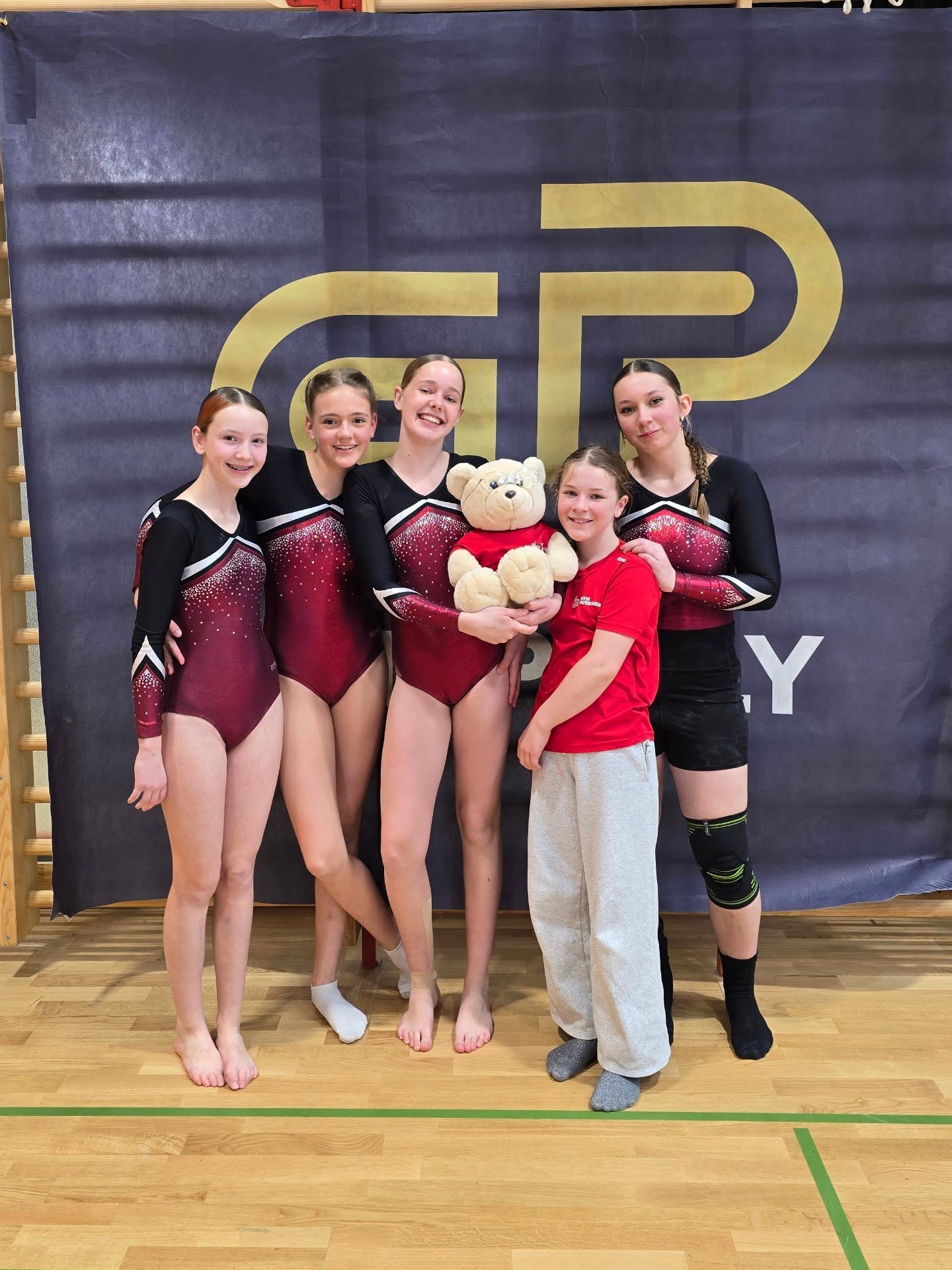 Incroyable journée au 1er concours qualificatif Agrès Jeunesse à Pully ✨️
12 gymnastes, 10 distinctions, et 1 médaille ! Nos gymnastes avenchois ont brillé et excellé lors de leur premier concours de la saison.
Une journée riche en émotion, des sourires rayonnants et une équipe plus motivée que jamais pour la suite de la saison !
Un grand bravo à toutes et tous pour ces magnifiques résultats :
C1F
🎖️ Léa - 14ème
🎖️ Lou - 18ème
🎖️ Emilia - 19ème
🎖️ Alya - 40ème
C1G
🎖️ Maël - 5ème
🎖️ Kéziah - 8ème
🎖️ Noé - 13ème
C2F
🎖️ Erine - 5ème
C3F
🥈 Inès - 2ème
🎖️ Lucie - 4ème
🎖️ Eline - 10ème
Amélie - 48ème
Et merci à @gympully et @gymvaud pour l'organisation de ce concours !