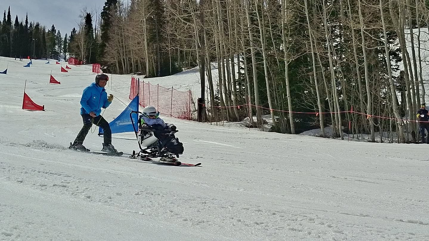 MEDAILLE D'ARGENT
Et c'est une deuxième place pour Albin lors de la première participation française à la course internationale de Tetraski "Tetraski Express" aux USA.Un très grand merci à @trails_adaptive pour leur aide pour organiser notre venu et aussi à la @cafoundation pour l'attribution d'une bourse de course nous permettant de financer une partie de notre voyage.En espérant l'organisation d'une course en Europe en 2027@atmb_vivreenhautesavoie @region_auvergnerhonealpes @tessier_adaptive_sports @comitehandisport74 @handisportofficiel @fedfranceski