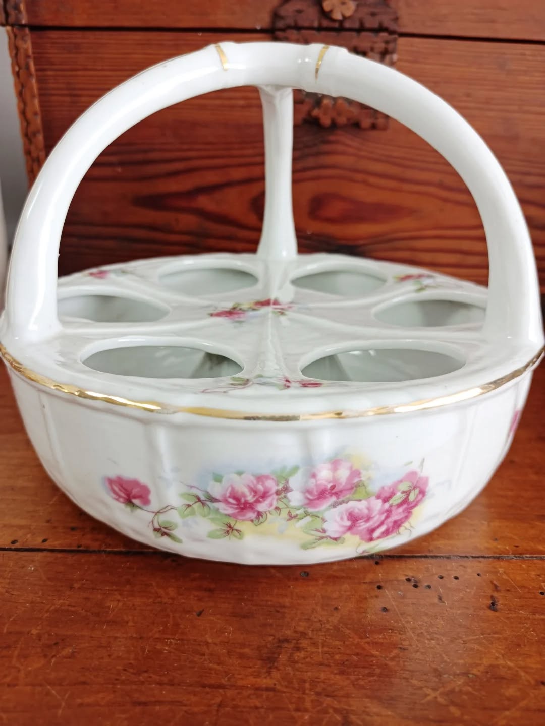 🥚 Lundi de Pâques oblige… les œufs sont à l’honneur !
Et quoi de mieux pour les sublimer qu’un joli présentoir à œufs en porcelaine ?
Avec son décor floral délicat et son liseré doré, il transforme instantanément une simple table en brunch de fête.
Parfait pour présenter 6 œufs avec élégance — ou pour impressionner discrètement la belle-famille.
🔎 Très bon état
📏 Diamètre 16 cm – hauteur 14 cm
⚖️ 0,7 kg
🏷️ Prix : 34 € + frais de livraison
📦 Retrait à l'atelier de Villeneuve d'Ascq, livraison possible sur la métropole lilloise ou envoi partout ailleurs !
#paques #artdelatable #vaisselleancienne #lesimparfaits #tabledepaques