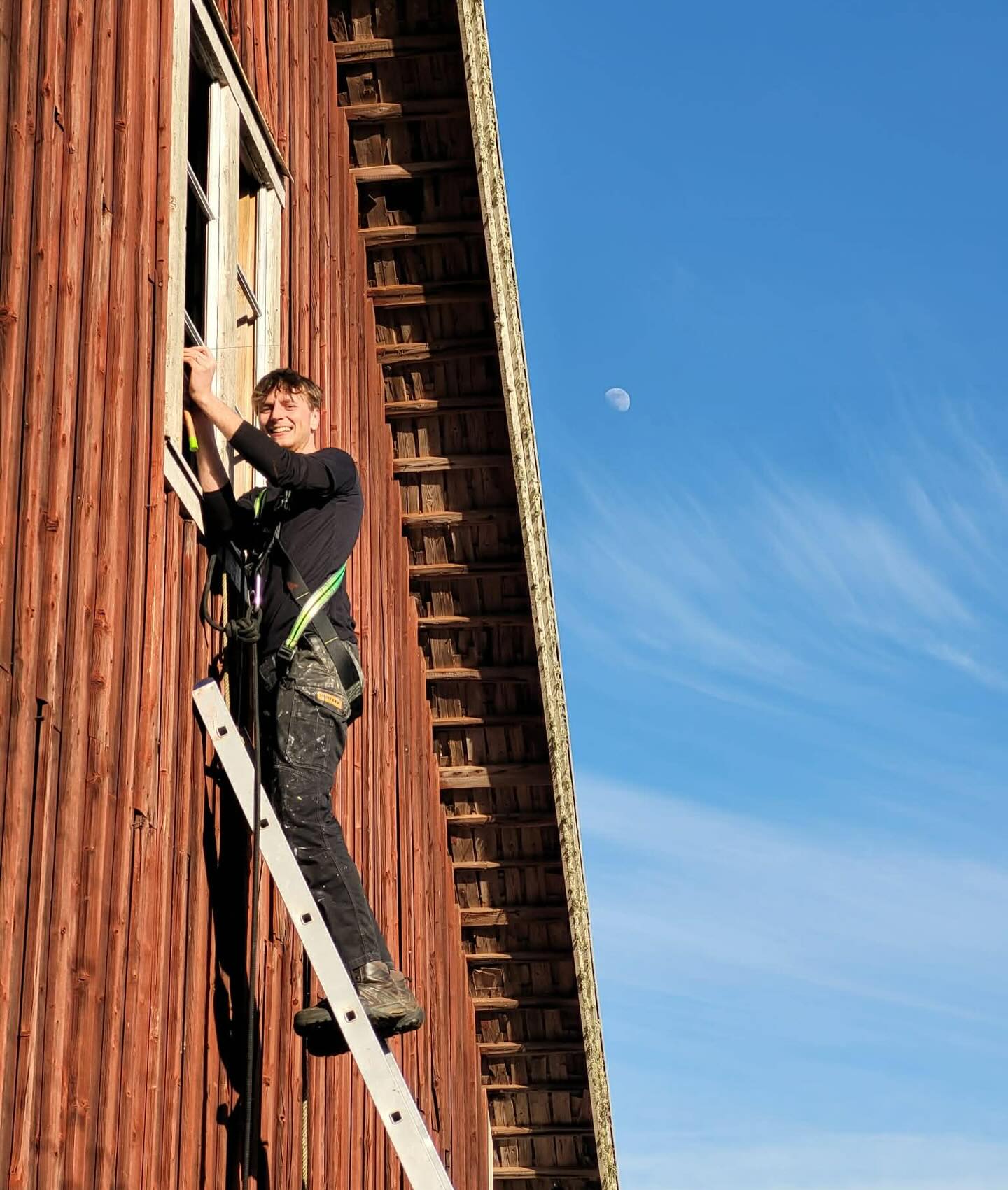Idag har det varit hög nivå på jobbet! Renovering av fönster på hög höjd.
Klart man ska ha spröjs även på ladan 😅 Men de var inte öppningsbara så de gick inte att plocka ner utan det var bara att klättra upp. Det har varit utan glas sen vi flyttade in och det är där vedförvaringen är så det har känts ganska angeläget att få ordning på det eftersom det känns lite tråkigt när det regnar på veden.
Det kan tyckas överflödigt med ett fönster där uppe men det är fascinerande vad mycket ljus det (och alla springor i panelen) släpper in.
Det är tur vi får hjälp med fönstrena av min fantastiska lillebror @j.ernvik som riskerar livet med att klättra på höga stegar 😱
/J