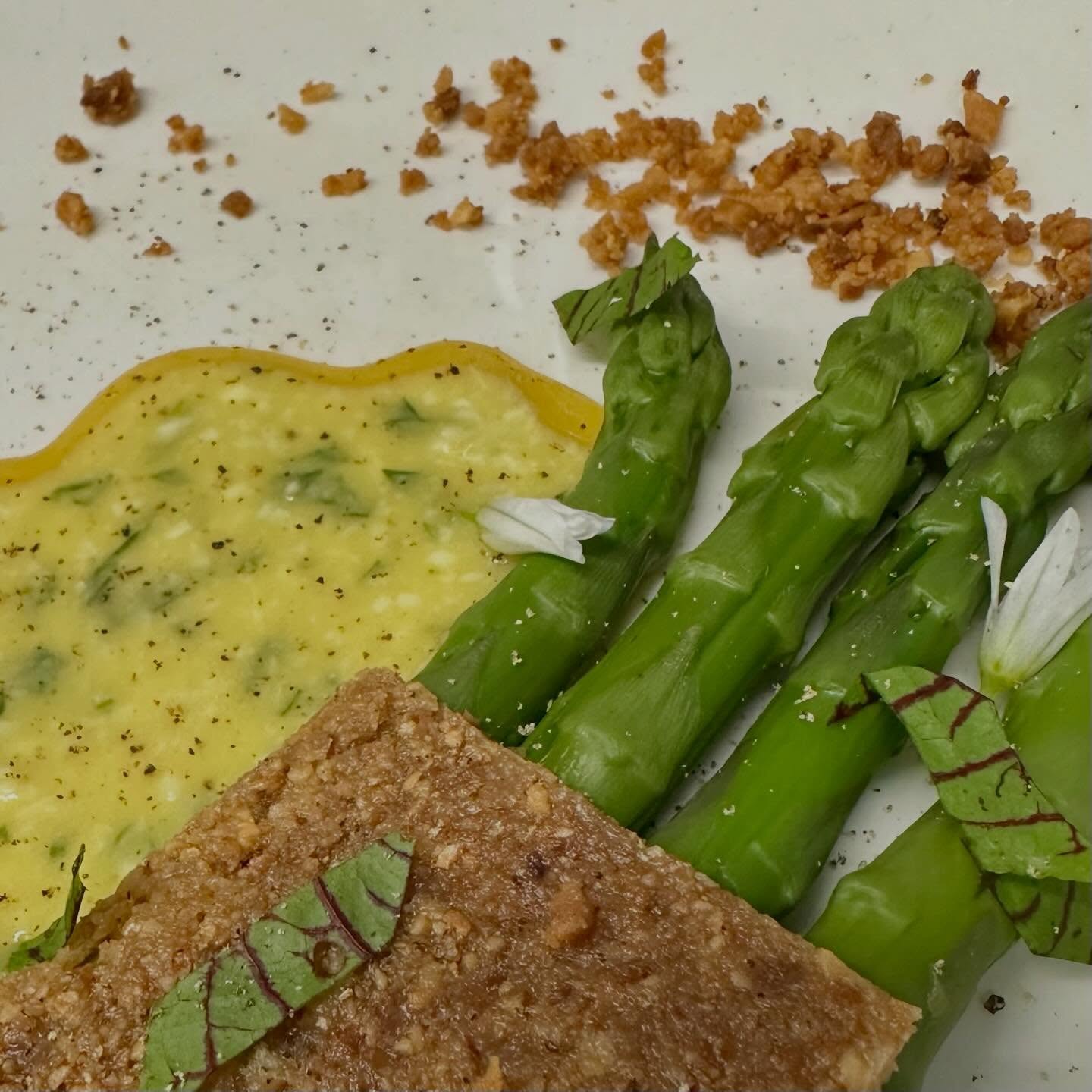 🌿✨ Les beaux jours arrivent… et les asperges sont de retour en cuisine ! Aujourd’hui, on vous propos…