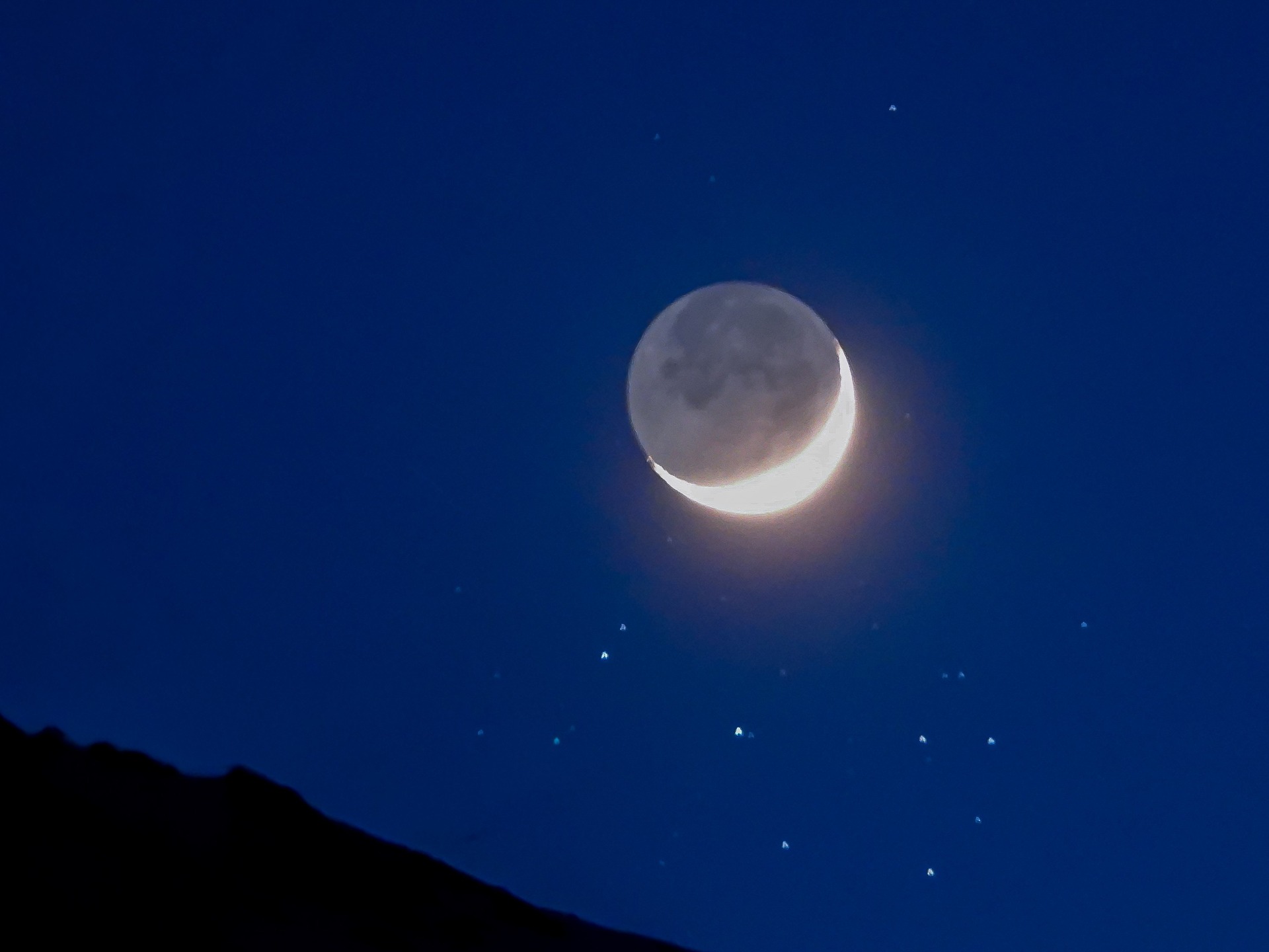 Croissant de lune cendrée dans les Pléïades, galaxie du Moulinet dans la Grande Ours, dernière vue sur Orion avant l'hiver prochain. Des merveilles, partout des merveilles 😍!