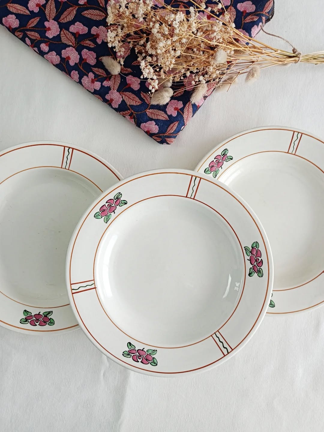 🌸 Un petit air d’étang paisible s’invite à table avec ces mini lots d'assiettes au motif délicat : un joli décor de nénuphar presque poétique, qui donne envie de ralentir et de prendre son temps.
Issues de la faïencerie Salins, ces assiettes datent de l’époque Robert Charbonnier (1912-1940).
🌱 Lot de 3 assiettes creuses
Très bon état général.
À noter : 2 assiettes présentent des éclats sur leur envers, invisibles une fois en place
📏 Diamètre 24,5 cm – hauteur 2,8 cm
⚖️ 1,2 kg
🏷️ Prix : 18 € le lot de 3
🌱 Lot de 2 assiettes plates
Très bon état. Présence d'un éclat sur l'envers de la petite assiette.
Les assiettes sont de tailles différentes.
Grande assiette : Diamètre 25 cm. Hauteur 2,3 cm.
Petite assiette : diamètre 21,7 cm. Hauteur 2 cm.
0,8 kg.
🏷️ Prix : 10€ le lot de 2
📦 Retrait à l'atelier de Villeneuve d'Ascq, livraison possible sur la métropole lilloise ou envoi partout ailleurs !
#faiencesalins #vaisselleancienne #tablevintage #lesimparfaits #brocantepoétique