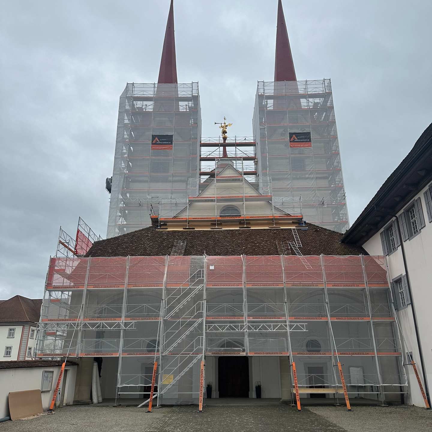 Wir haben mit der Restauration der Natursteine am Kloster Muri gestartet. Ein prächtiges Bauwerk, was dieses Jahr seinen 1'000-jährigen Geburtstag feiert.
#Kloster, #Muri, #Restauration, #Naturstein, #Sandstein, #Muschelkalk, #Steinmetz, #Bildhauer, #Kirche, #Aargau