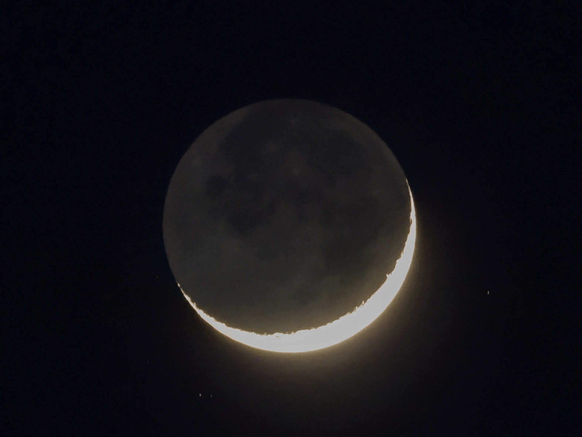 Croissant de lune cendrée dans les Pléïades, galaxie du Moulinet dans la Grande Ours, dernière vue sur Orion avant l'hiver prochain. Des merveilles, partout des merveilles 😍!