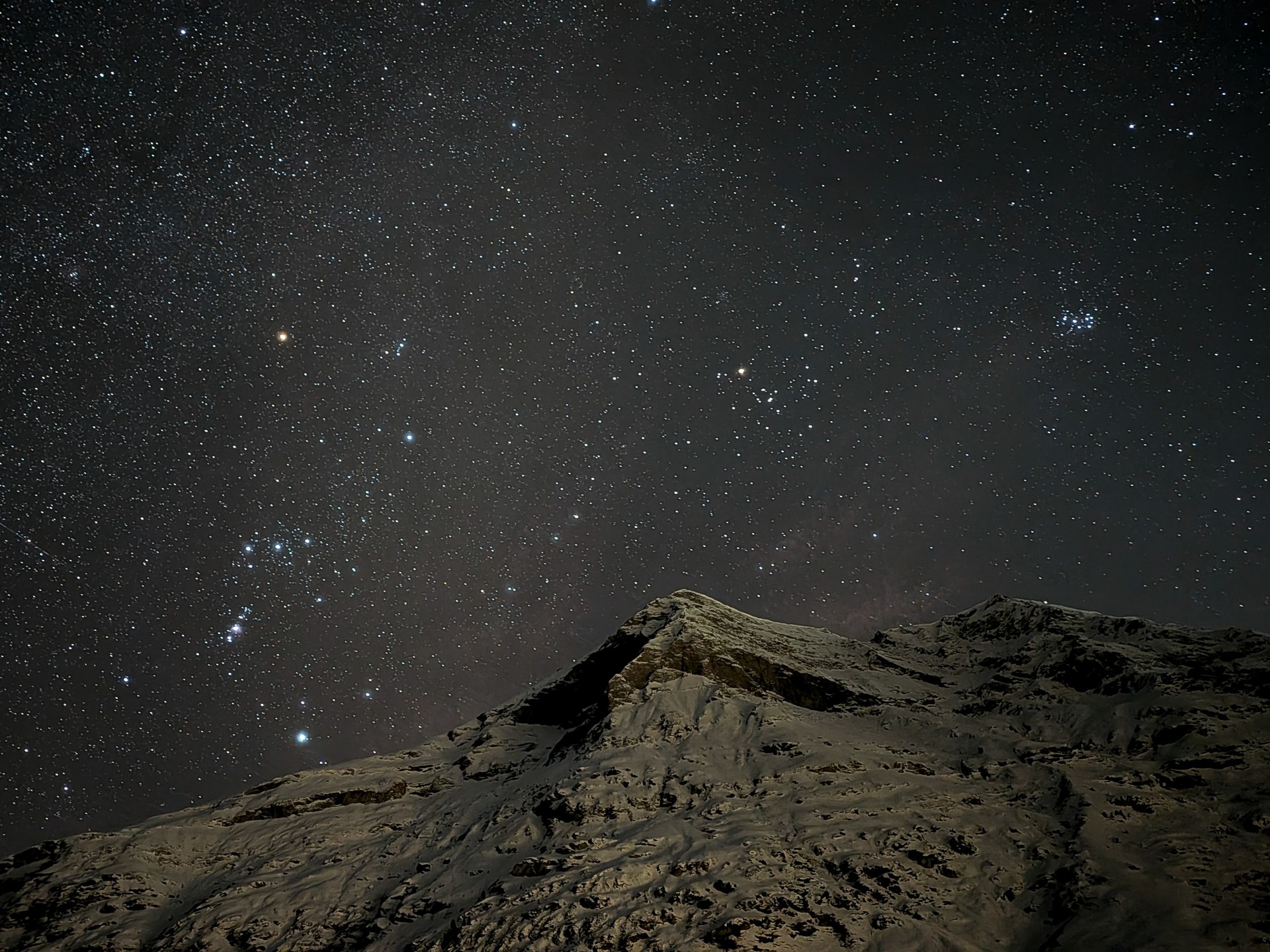 Croissant de lune cendrée dans les Pléïades, galaxie du Moulinet dans la Grande Ours, dernière vue sur Orion avant l'hiver prochain. Des merveilles, partout des merveilles 😍!