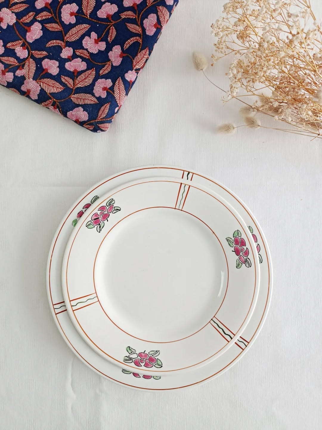 🌸 Un petit air d’étang paisible s’invite à table avec ces mini lots d'assiettes au motif délicat : un joli décor de nénuphar presque poétique, qui donne envie de ralentir et de prendre son temps.
Issues de la faïencerie Salins, ces assiettes datent de l’époque Robert Charbonnier (1912-1940).
🌱 Lot de 3 assiettes creuses
Très bon état général.
À noter : 2 assiettes présentent des éclats sur leur envers, invisibles une fois en place
📏 Diamètre 24,5 cm – hauteur 2,8 cm
⚖️ 1,2 kg
🏷️ Prix : 18 € le lot de 3
🌱 Lot de 2 assiettes plates
Très bon état. Présence d'un éclat sur l'envers de la petite assiette.
Les assiettes sont de tailles différentes.
Grande assiette : Diamètre 25 cm. Hauteur 2,3 cm.
Petite assiette : diamètre 21,7 cm. Hauteur 2 cm.
0,8 kg.
🏷️ Prix : 10€ le lot de 2
📦 Retrait à l'atelier de Villeneuve d'Ascq, livraison possible sur la métropole lilloise ou envoi partout ailleurs !
#faiencesalins #vaisselleancienne #tablevintage #lesimparfaits #brocantepoétique