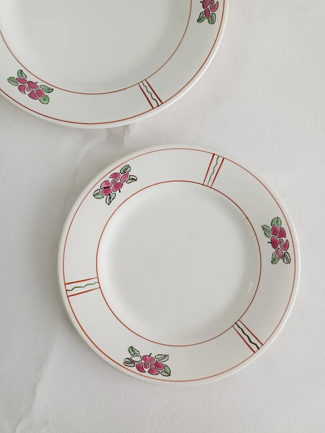 🌸 Un petit air d’étang paisible s’invite à table avec ces mini lots d'assiettes au motif délicat : un joli décor de nénuphar presque poétique, qui donne envie de ralentir et de prendre son temps.
Issues de la faïencerie Salins, ces assiettes datent de l’époque Robert Charbonnier (1912-1940).
🌱 Lot de 3 assiettes creuses
Très bon état général.
À noter : 2 assiettes présentent des éclats sur leur envers, invisibles une fois en place
📏 Diamètre 24,5 cm – hauteur 2,8 cm
⚖️ 1,2 kg
🏷️ Prix : 18 € le lot de 3
🌱 Lot de 2 assiettes plates
Très bon état. Présence d'un éclat sur l'envers de la petite assiette.
Les assiettes sont de tailles différentes.
Grande assiette : Diamètre 25 cm. Hauteur 2,3 cm.
Petite assiette : diamètre 21,7 cm. Hauteur 2 cm.
0,8 kg.
🏷️ Prix : 10€ le lot de 2
📦 Retrait à l'atelier de Villeneuve d'Ascq, livraison possible sur la métropole lilloise ou envoi partout ailleurs !
#faiencesalins #vaisselleancienne #tablevintage #lesimparfaits #brocantepoétique