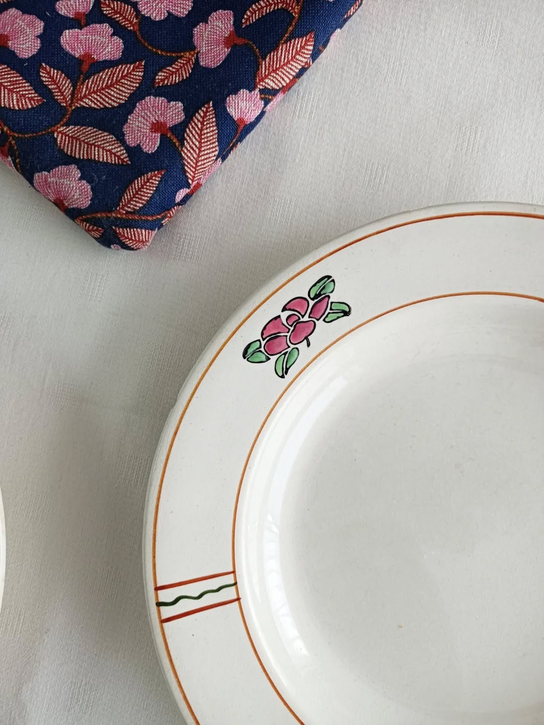 🌸 Un petit air d’étang paisible s’invite à table avec ces mini lots d'assiettes au motif délicat : un joli décor de nénuphar presque poétique, qui donne envie de ralentir et de prendre son temps.
Issues de la faïencerie Salins, ces assiettes datent de l’époque Robert Charbonnier (1912-1940).
🌱 Lot de 3 assiettes creuses
Très bon état général.
À noter : 2 assiettes présentent des éclats sur leur envers, invisibles une fois en place
📏 Diamètre 24,5 cm – hauteur 2,8 cm
⚖️ 1,2 kg
🏷️ Prix : 18 € le lot de 3
🌱 Lot de 2 assiettes plates
Très bon état. Présence d'un éclat sur l'envers de la petite assiette.
Les assiettes sont de tailles différentes.
Grande assiette : Diamètre 25 cm. Hauteur 2,3 cm.
Petite assiette : diamètre 21,7 cm. Hauteur 2 cm.
0,8 kg.
🏷️ Prix : 10€ le lot de 2
📦 Retrait à l'atelier de Villeneuve d'Ascq, livraison possible sur la métropole lilloise ou envoi partout ailleurs !
#faiencesalins #vaisselleancienne #tablevintage #lesimparfaits #brocantepoétique