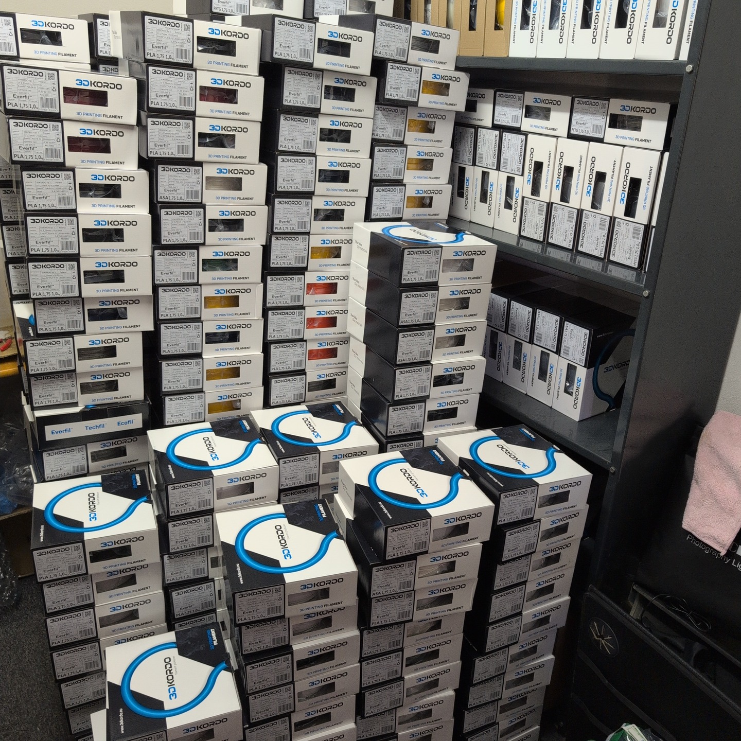 📦 Fresh filament drop! ✨
Our latest @3dkordo delivery just hit the shelves — Everfil PLA, PETG, ASA, PCTG & recycled rPETG in 25+ colours, all ready to print.
From Snow White to Neon Orange, from weatherproof ASA to food-safe PCTG — if you've got a project, we've got the spool.
Printed in Gland, shipped across Switzerland.
👉 Full colour catalogue via the link in bio.
#3DPrinting #Filament #Everfil #3DKordo #MadeInSwitzerland #PLA #PETG #ASA #3DEtplus #MakersOfInstagram #SwissMaker #3DDruck #ImpressionEs3D