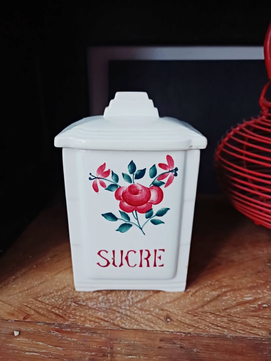 Envie d'une boîte à sucre originale ?
Utilisez ce joli pot en faïence ancienne qui contenait autrefois le sucre en poudre de nos aïeux !
Une jolie pièce de la série "Nadia" de la faïencerie Saint-Amand, orpheline de sa série de pots à épices mais qui mérite de continuer une nouvelle vie !
Parfaite pour une cuisine vintage ou une étagère qui aime raconter des histoires.
🔎 Faïence crème avec décor de roses.
Très bon état, quelques marques d'usage minimes
📐 Dimensions : 12 x 9,5 cm. Hauteur 19 cm.
⚖️ 0,6 kg.
🏷️ Prix : 12€ + frais de livraison
📦 Retrait à l'atelier de Villeneuve d'Ascq, livraison possible sur la métropole lilloise ou envoi partout ailleurs !
#boiteasucre #ceranord #cuisinevintage #brocantelille #vaisselleancienne