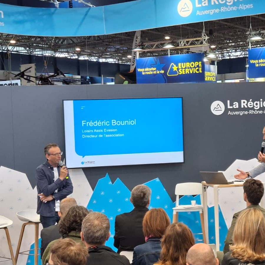 FRED BOUNIOL, directeur de Loisirs Assis Evasion a pu intervenir au SALON MOUNTAIN PLANET à Grenoble, en présence de Monsieur LE BOURGEOIS délégué interministériel à l'accessibilité.
Le sujet etait l'accessibilité des stations de ski mais aussi de la montagne en général aux personnes en situation de Handicap !.
Merci a la Région Auvergne-Rhône-Alpes et à Sandrine Chaix-Ferrete qui était bien sur présente, de nous avoir permis de prendre la parole et exposer notre état des lieux sur le sujet ; nos partenaires Tessier Adaptive Sports présentaient sur ce même salon leur matériel dédié aux personnes en situation de handicap que nous utilisons sur les pistes et sentiers du Pays du Mont Blanc. @tessier_adaptive_sports @region_auvergnerhonealpes