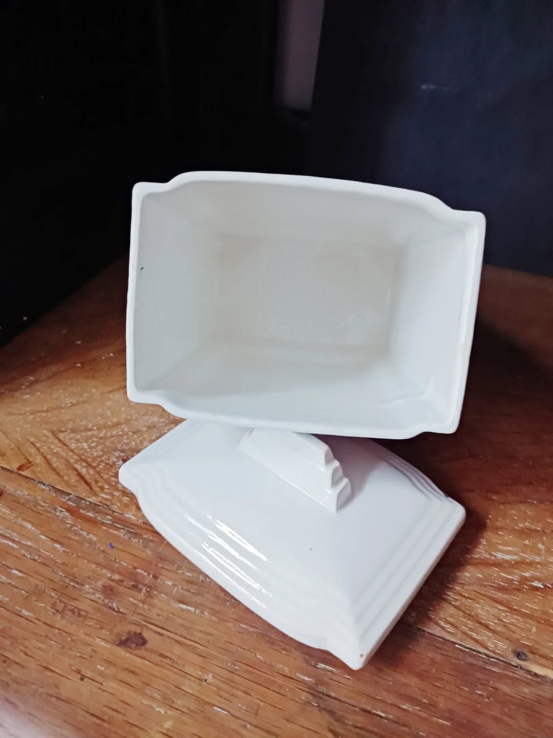 Envie d'une boîte à sucre originale ?
Utilisez ce joli pot en faïence ancienne qui contenait autrefois le sucre en poudre de nos aïeux !
Une jolie pièce de la série "Nadia" de la faïencerie Saint-Amand, orpheline de sa série de pots à épices mais qui mérite de continuer une nouvelle vie !
Parfaite pour une cuisine vintage ou une étagère qui aime raconter des histoires.
🔎 Faïence crème avec décor de roses.
Très bon état, quelques marques d'usage minimes
📐 Dimensions : 12 x 9,5 cm. Hauteur 19 cm.
⚖️ 0,6 kg.
🏷️ Prix : 12€ + frais de livraison
📦 Retrait à l'atelier de Villeneuve d'Ascq, livraison possible sur la métropole lilloise ou envoi partout ailleurs !
#boiteasucre #ceranord #cuisinevintage #brocantelille #vaisselleancienne