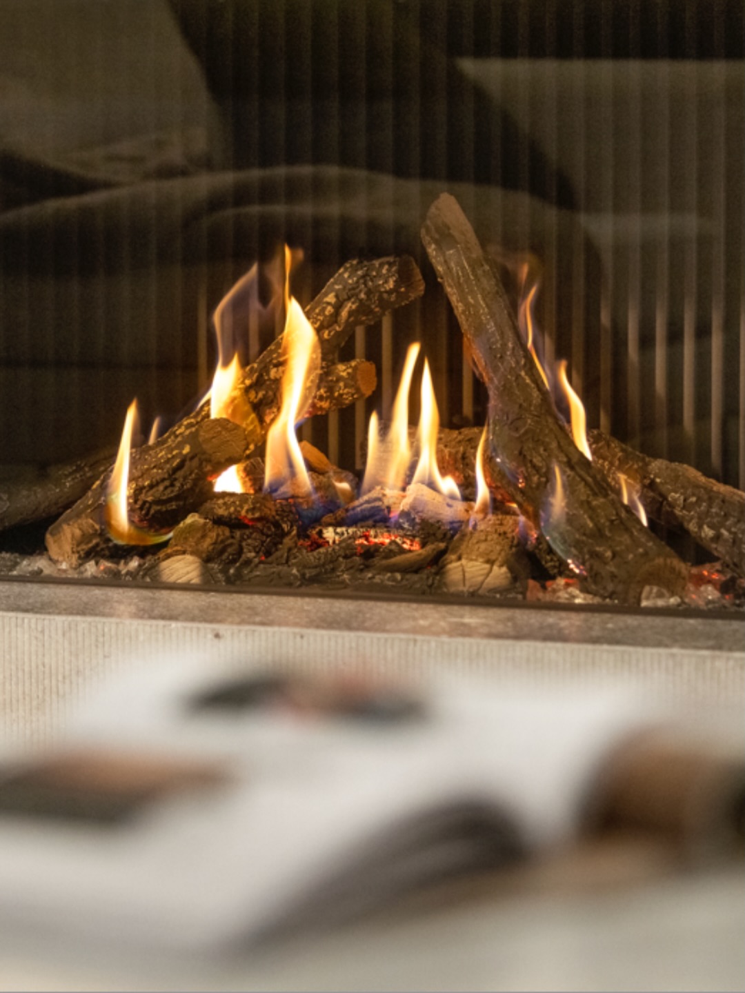 La cheminée électrique est souvent le point de départ de nos projets.
C’est ce que vous découvrez en premier dans notre showroom : des feux innovants, esthétiques, faciles à intégrer.
Mais derrière chaque projet, il y a surtout une réflexion plus globale.
🔥 Quel type de feu correspond vraiment à votre usage ?
🔥 À votre espace ?
🔥 À l’ambiance que vous souhaitez créer ?
Parce qu’un projet autour du feu ne se résume jamais à une seule solution.
Bois, gaz ou électrique…
le bon choix dépend avant tout de votre intérieur et de votre mode de vie.
Chez KOS fire studio, nous concevons chaque projet dans sa globalité,pour créer un espace cohérent, esthétique et durable.
—
Vous avez un projet en tête ?
Parlons-en 🧡