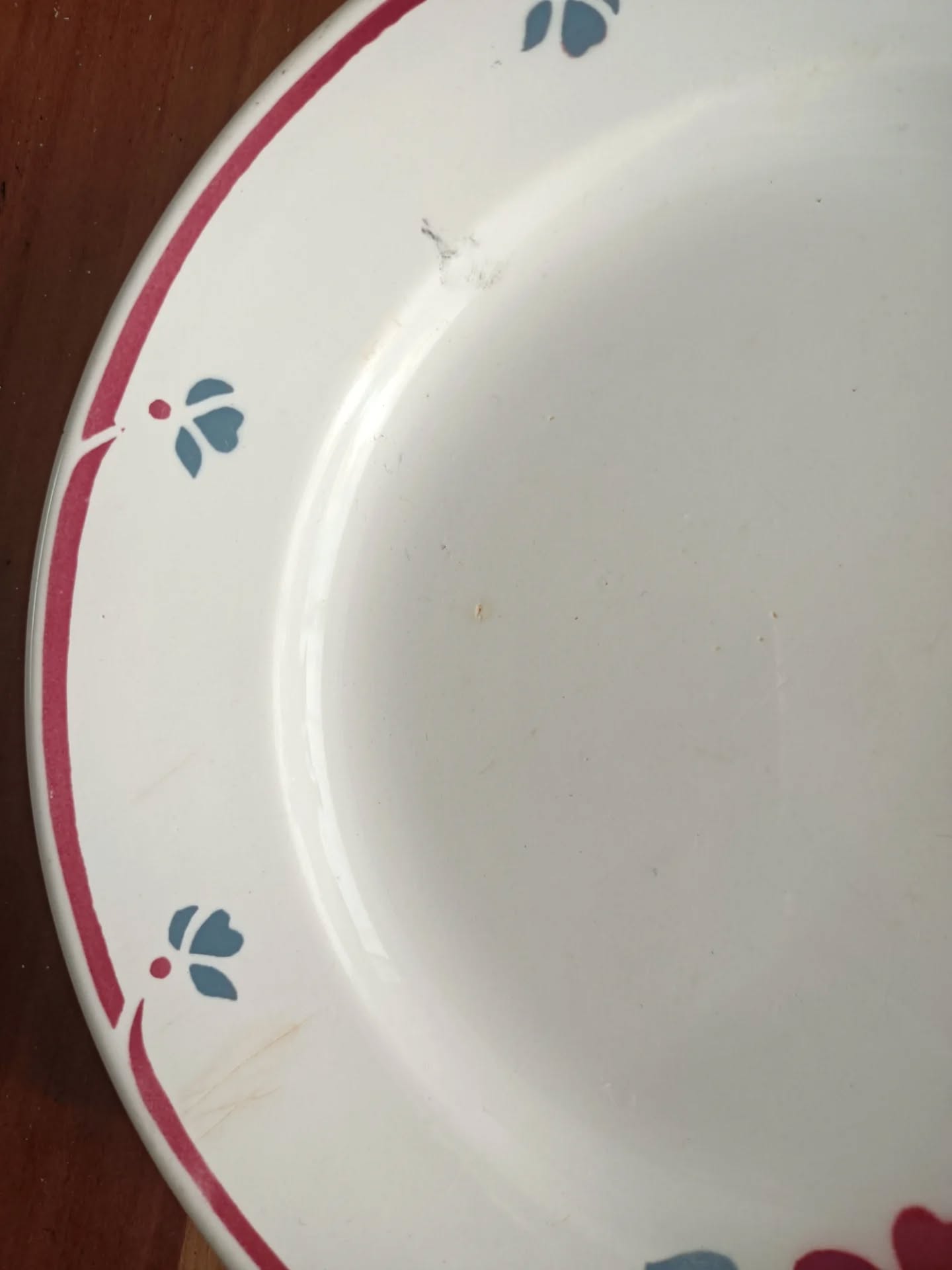 🌺 Une table qui a du caractère, sans en faire trop ? Voici peut-être votre future favorite.
Ce lot de 12 assiettes Salins, modèle Nelly rouge, mêle élégance ancienne et charme du quotidien : une faïence blanche décorée d’un motif floral délicat dans les tons gris et bordeaux, juste ce qu’il faut pour une table chaleureuse, un déjeuner du dimanche ou un dîner un peu plus soigné (même si au menu il y a des pâtes).
Le lot comprend :
✨ 9 assiettes plates
✨ 3 assiettes creuses
Fabriquées par la faïencerie Salins, modèle Nelly rouge, époque Édouard Charbonnier (1912–1954) — de la jolie vaisselle qui a traversé les décennies avec panache.
🔎 Très bon état général. À noter avec transparence : 2 assiettes plates et 1 creuse présentent de discrètes traces jaunes, minimes et sans incidence sur leur charme ni leur usage.
📏 Assiettes plates : diamètre 23 cm – hauteur 2,5 cm
📏 Assiettes creuses : diamètre 22,5 cm – hauteur 3,8 cm
⚖️ 4,2 kg
🏷️ 84 € le lot de 12 + frais de livraison
📦 Retrait à l'atelier de Villeneuve d'Ascq, livraison possible sur la métropole lilloise ou envoi partout ailleurs !
#faiencesalins #vaisselleancienne #tablevintage #lesimparfaits #artdelatable