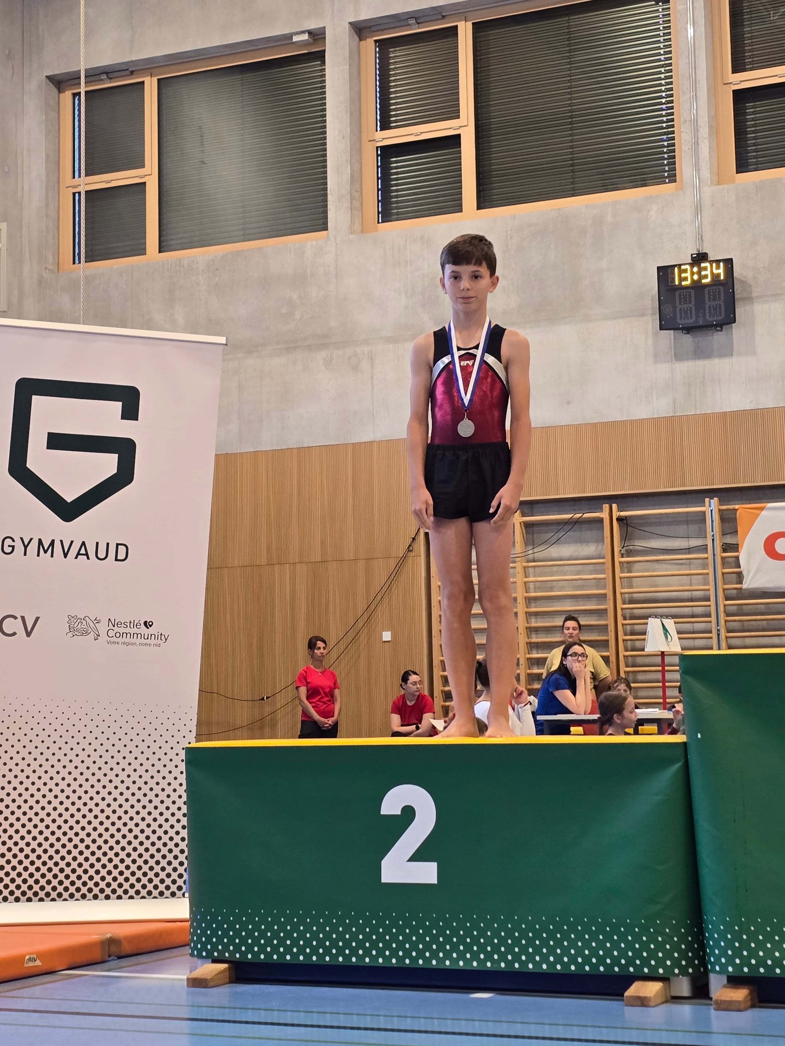 ✨ 2e concours qualificatif Agrès Jeunesse - 3 mai ✨
Avec de nombreuses distinctions et 2 podiums, nos gymnastes ont une nouvelle fois démontré tout leur travail, leur persévérance et leur passion. Une belle récompense pour les efforts fournis à l'entraînement.
Félicitations à toutes et à tous pour ces très beaux résultats :
C1F
🏅 Léa - 30e
🏅 Alya - 34e
C1G
🥈 Maël - 2e
🏅 Kéziah - 7e
C2F
🏅 Zoé - 8e
🏅 Erine - 13e
C3F
🥉 Eline - 3e
🏅 Livia - 5e
🏅 Lucie - 32e
Elsa - 42e
Amélie - 54e
Inès
Merci à @missioncosmoswg2027 et @gymvaud pour l'organisation du concours !