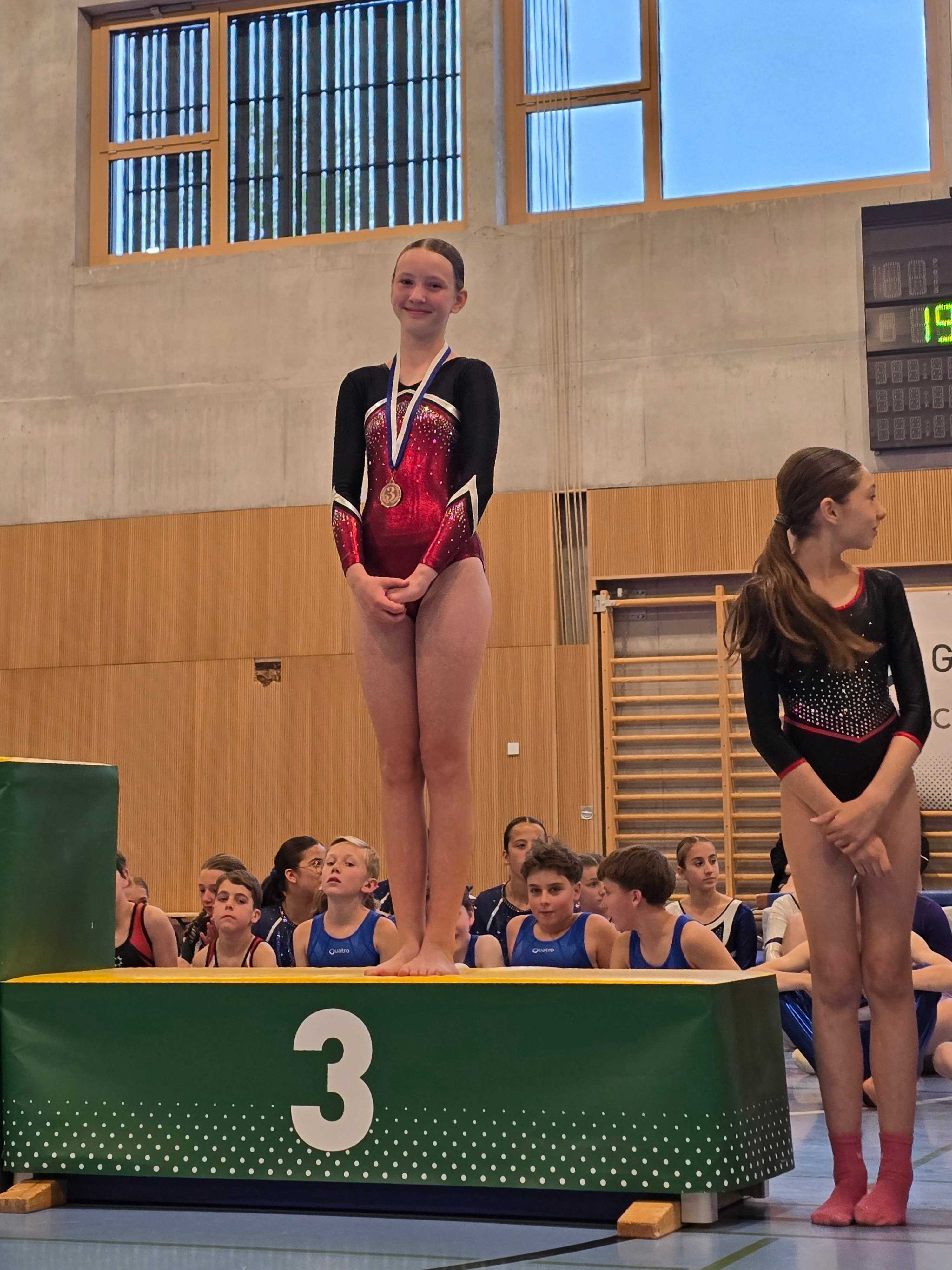 ✨ 2e concours qualificatif Agrès Jeunesse - 3 mai ✨
Avec de nombreuses distinctions et 2 podiums, nos gymnastes ont une nouvelle fois démontré tout leur travail, leur persévérance et leur passion. Une belle récompense pour les efforts fournis à l'entraînement.
Félicitations à toutes et à tous pour ces très beaux résultats :
C1F
🏅 Léa - 30e
🏅 Alya - 34e
C1G
🥈 Maël - 2e
🏅 Kéziah - 7e
C2F
🏅 Zoé - 8e
🏅 Erine - 13e
C3F
🥉 Eline - 3e
🏅 Livia - 5e
🏅 Lucie - 32e
Elsa - 42e
Amélie - 54e
Inès
Merci à @missioncosmoswg2027 et @gymvaud pour l'organisation du concours !