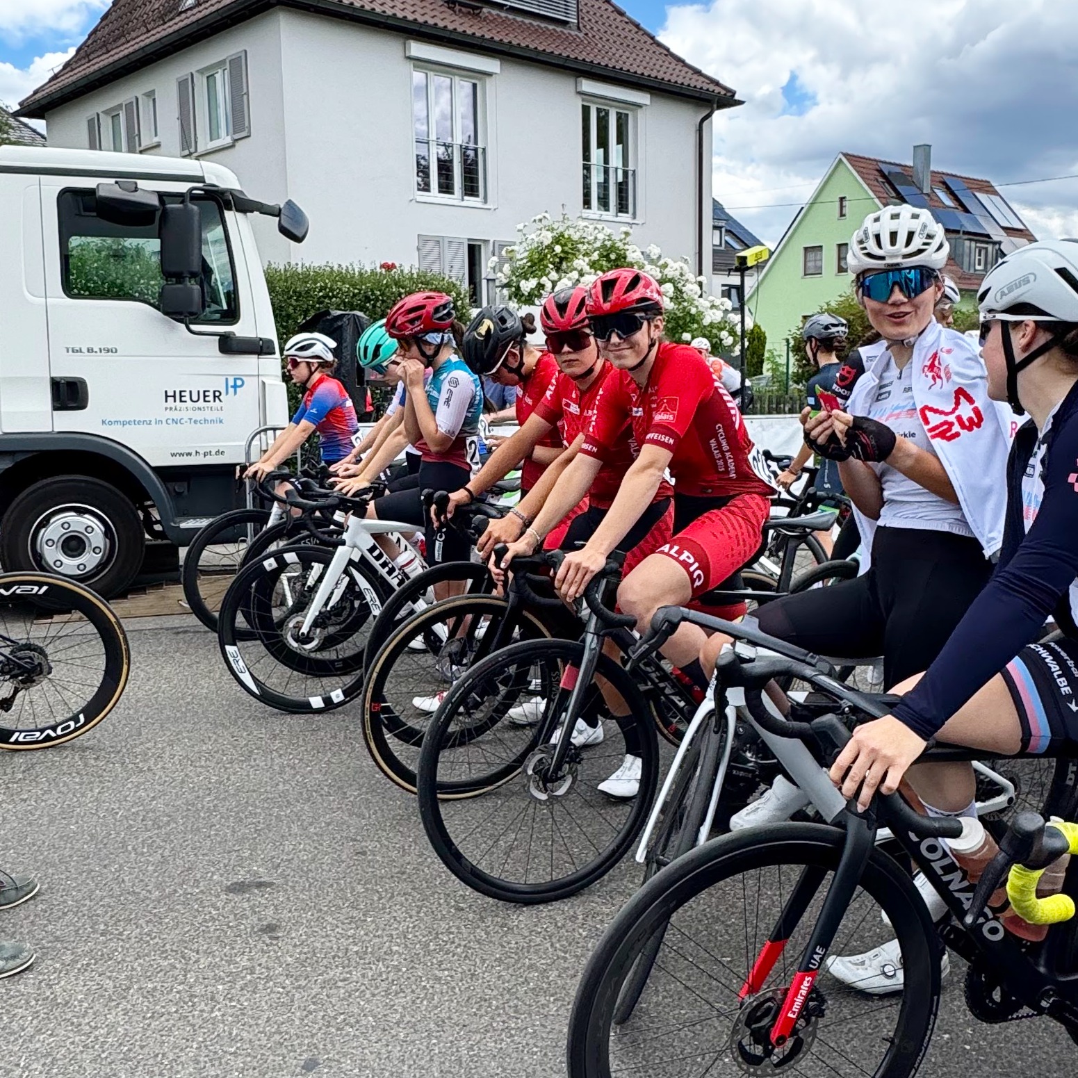 Stuttgart. Un nouveau rôle pour moi. 🎽
Directeur sportif pour une équipe féminine aux Race Days — val.rssx, @athena.silian et @kim.mtb8. Derrière les lignes : physio avec @chiara.denervaud, préparation des vélos, ravitaillement, repas, trajets, échauffement… Tout pour que les filles soient au départ dans les meilleures conditions.
Merci @valaiscycling et @manurudaz de m'avoir permis de vivre cette expérience 👍
#racedaysstuttgart #vtt #mtb #directeursportif #valaiscycling #relève #saison2026 #pédalebulloise