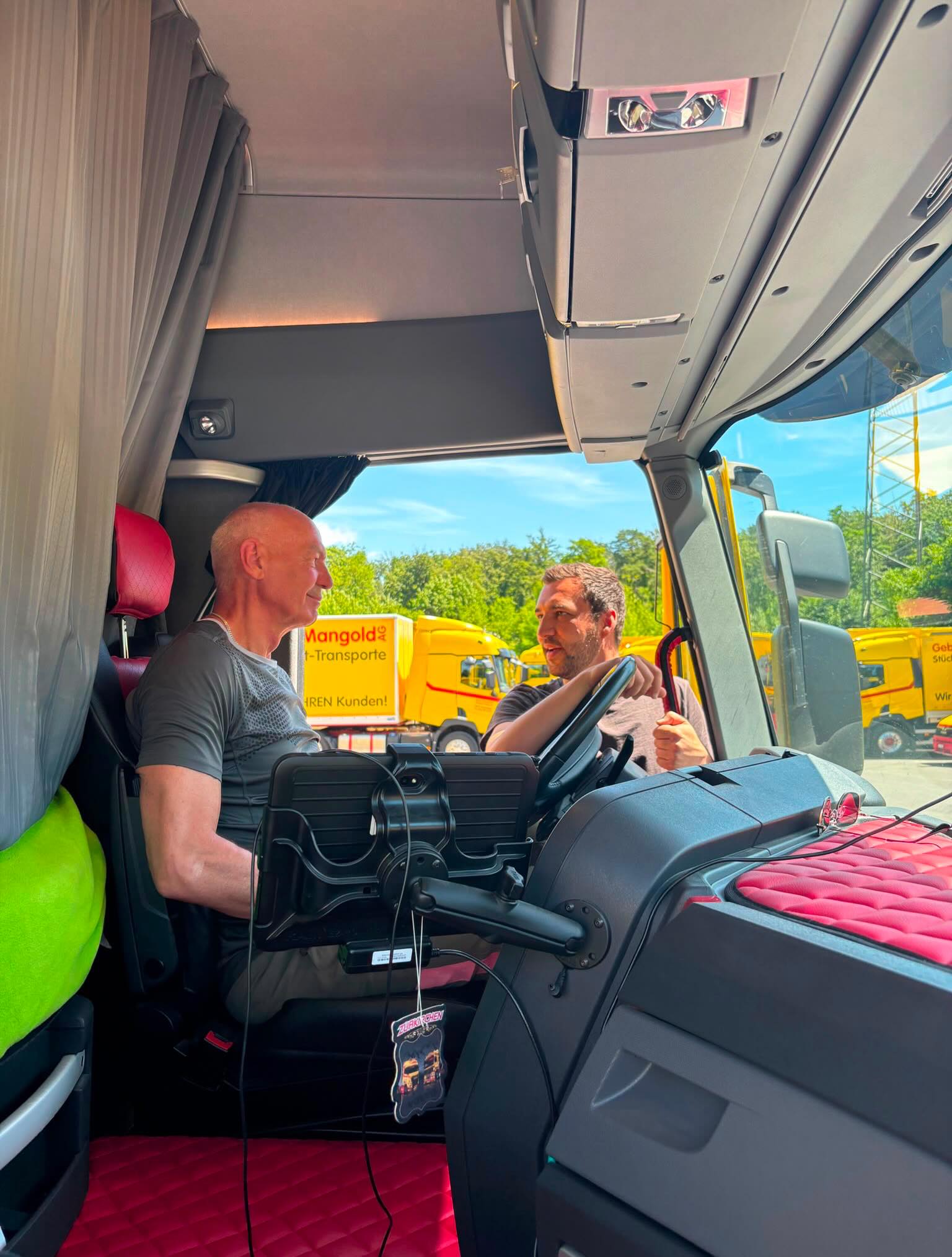 Erinnert ihr euch an Rainer? Schaut mal unser Beitrag vom 13. Februar 😁
Gestern hat Rainer auf seiner Töfftour durch die Schweiz einen Zwischenstopp in Obergösgen eingelegt und uns einen Besuch abgestattet. So konnten wir die ein oder andere Erinnerung wieder aufleben lassen. Danke für deinen Besuch, Rainer! 🚚🐘
#gebrmangoldag #familienunternehmen #transportundlogistik