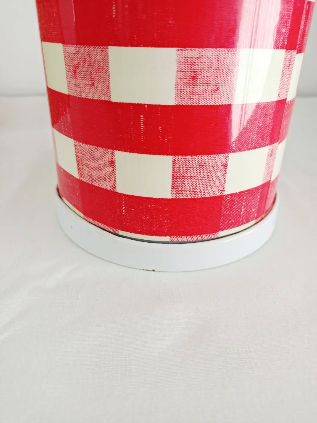 🧊 Un petit parfum d’apéritif des années 70 flotte dans l’air...
Voici un pot à glaçons vintage de fabrication japonaise, avec son décor de petits carreaux rouges, son anse en métal et son look délicieusement rétro.
Le genre d’objet qui donne immédiatement envie de sortir les cacahuètes, les verres à orangeade et de prolonger les soirées d’été.
On aime particulièrement son motif de carreaux typique de son époque qui rappelle les nappes de chez mamie et les moments de convivialité d'autrefois.
🔎 Bon état général
À noter : quelques traces d'usage et une légère déformation de l'arrondi de la base, discrète et sans conséquence sur son utilisation.
📏 Diamètre 14,5 cm. Hauteur (sans l'anse) : 15 cm
⚖️ 0,4 kg
🏷️ Prix : 12 € + frais de port.
📦 Retrait à l'atelier de Villeneuve d'Ascq, livraison possible sur la métropole lilloise ou envoi partout ailleurs !
#vintagejaponais #chineralille #decoseventies #lesimparfaits #brocantelille