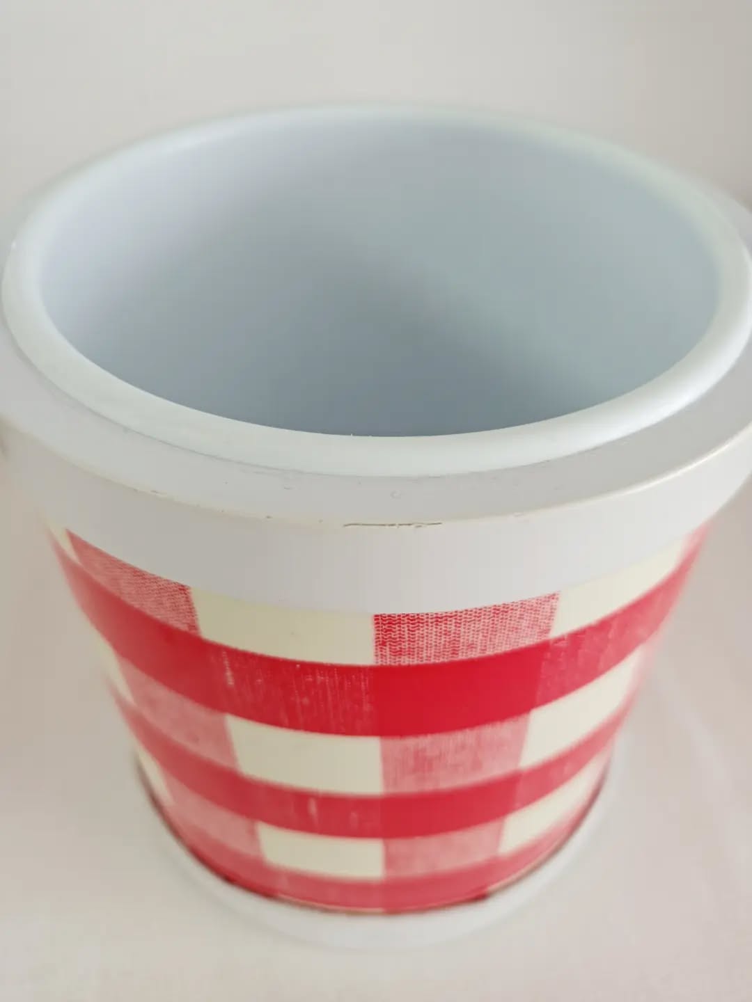 🧊 Un petit parfum d’apéritif des années 70 flotte dans l’air...
Voici un pot à glaçons vintage de fabrication japonaise, avec son décor de petits carreaux rouges, son anse en métal et son look délicieusement rétro.
Le genre d’objet qui donne immédiatement envie de sortir les cacahuètes, les verres à orangeade et de prolonger les soirées d’été.
On aime particulièrement son motif de carreaux typique de son époque qui rappelle les nappes de chez mamie et les moments de convivialité d'autrefois.
🔎 Bon état général
À noter : quelques traces d'usage et une légère déformation de l'arrondi de la base, discrète et sans conséquence sur son utilisation.
📏 Diamètre 14,5 cm. Hauteur (sans l'anse) : 15 cm
⚖️ 0,4 kg
🏷️ Prix : 12 € + frais de port.
📦 Retrait à l'atelier de Villeneuve d'Ascq, livraison possible sur la métropole lilloise ou envoi partout ailleurs !
#vintagejaponais #chineralille #decoseventies #lesimparfaits #brocantelille