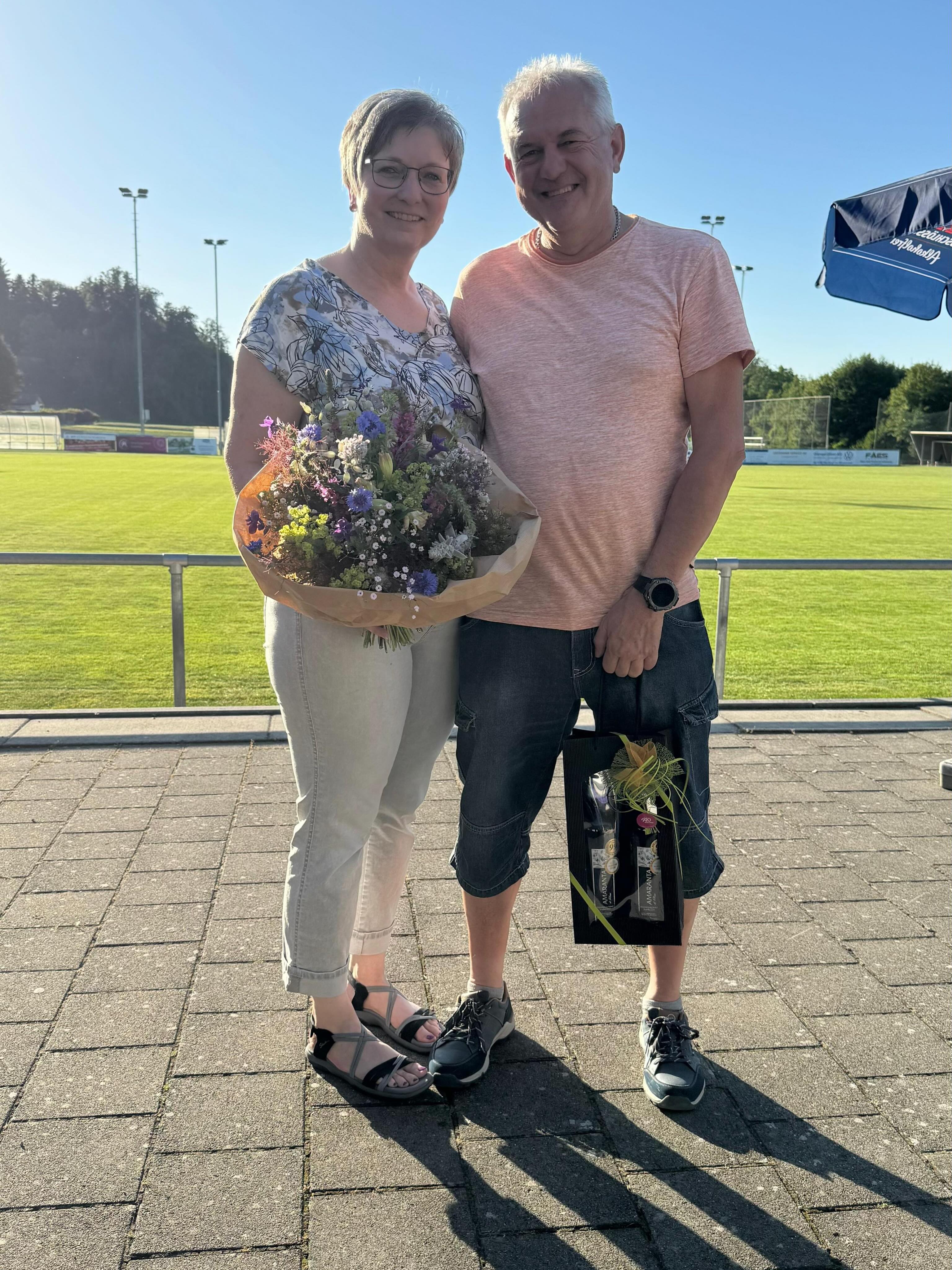 ❤️ DANKE KARIN & HANS ❤️
Nach drei Jahren an der Spitze unseres FCG-Restaurants ist es Zeit, Danke zu sagen.
Liebe Karin, lieber Hans – mit viel Herzblut, Leidenschaft und unermüdlichem Einsatz habt ihr das FCG-Restaurant geprägt. Ihr wart weit mehr als Gastgeber: Ihr wart Organisatoren, Motivatoren und für viele die Seele unseres Vereinslebens.
Ob feines Essen, kühle Getränke, gute Gespräche oder die stets herzliche Atmosphäre – ihr habt dafür gesorgt, dass sich Spielerinnen und Spieler, Mitglieder, Fans und Gäste auf dem Pamo Neumättli wohlfühlen konnten.
Euer Engagement ging weit über das hinaus, was selbstverständlich ist. Mit eurem Einsatz habt ihr einen wichtigen Beitrag zum Zusammenhalt und zur Vereinskultur des FC Gontenschwil geleistet.
Für alles, was ihr in den vergangenen drei Jahren für unseren Verein getan habt, sagen wir von Herzen: Danke!
Wir wünschen euch für die Zukunft nur das Beste, viel Freude, Gesundheit und viele schöne Momente.
Ihr werdet dem FC Gontenschwil fehlen – und wir werden euch vermissen. 💚🤍
#DankeKarinUndHans #FCGontenschwil #Vereinsleben #Herzblut #FCGFamilie ❤️ DANKE KARIN & HANS ❤️
Nach drei Jahren an der Spitze unseres FCG-Restaurants ist es Zeit, Danke zu sagen.
Liebe Karin, lieber Hans – mit viel Herzblut, Leidenschaft und unermüdlichem Einsatz habt ihr das FCG-Restaurant geprägt. Ihr wart weit mehr als Gastgeber: Ihr wart Organisatoren, Motivatoren und für viele die Seele unseres Vereinslebens.
Ob feines Essen, kühle Getränke, gute Gespräche oder die stets herzliche Atmosphäre – ihr habt dafür gesorgt, dass sich Spielerinnen und Spieler, Mitglieder, Fans und Gäste auf dem Pamo Neumättli wohlfühlen konnten.
Euer Engagement ging weit über das hinaus, was selbstverständlich ist. Mit eurem Einsatz habt ihr einen wichtigen Beitrag zum Zusammenhalt und zur Vereinskultur des FC Gontenschwil geleistet.
Für alles, was ihr in den vergangenen drei Jahren für unseren Verein getan habt, sagen wir von Herzen: Danke!
Wir wünschen euch für die Zukunft nur das Beste, viel Freude, Gesundheit und viele schöne Momente.
Ihr werdet dem FC Gontenschwil fehlen – und wir werden euch vermissen. 💚🤍
#DankeKarinUndHans #FCGontenschwil #Vereinsleben #Herzblut #FCGFamilie