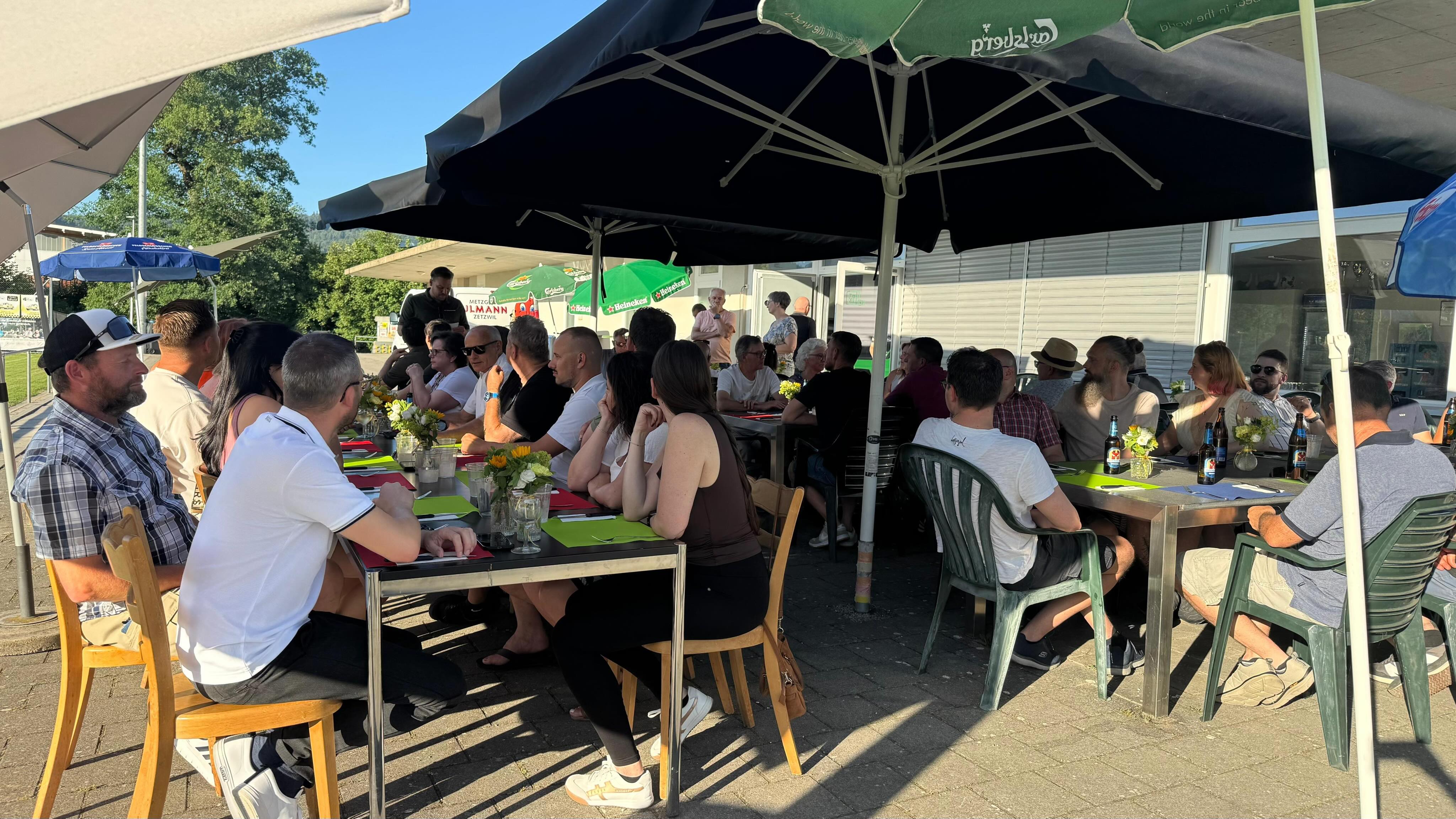 🍽️🤝 Der Sponsorenanlass auf dem Pamo Neumättli ist in vollem Gange!
In gemütlicher Atmosphäre geniessen unsere Sponsoren, Gönner und Freunde des FC Gontenschwil einen gelungenen Abend mit feinem Essen, spannenden Gesprächen und wertvollen Begegnungen.
Der persönliche Austausch, das gemeinsame Netzwerken und das Beisammensein stehen heute im Mittelpunkt. Solche Momente zeigen, wie wichtig die Unterstützung unserer Partner für das Vereinsleben ist.
Ein herzliches Dankeschön an alle Anwesenden für ihre Verbundenheit mit dem FC Gontenschwil. Durch den Abend führt unser PR-Chef Dario Sollberger.
Und später drücken wir gemeinsam unserer Nationalmannschaft die Daumen: 🇨🇭⚽ HOPP SCHWIIZ! ⚽🇨🇭
#FCGontenschwil #Sponsorenanlass #PamoNeumättli #Netzwerken #Vereinsleben 🍽️🤝 Der Sponsorenanlass auf dem Pamo Neumättli ist in vollem Gange!
In gemütlicher Atmosphäre geniessen unsere Sponsoren, Gönner und Freunde des FC Gontenschwil einen gelungenen Abend mit feinem Essen, spannenden Gesprächen und wertvollen Begegnungen.
Der persönliche Austausch, das gemeinsame Netzwerken und das Beisammensein stehen heute im Mittelpunkt. Solche Momente zeigen, wie wichtig die Unterstützung unserer Partner für das Vereinsleben ist.
Ein herzliches Dankeschön an alle Anwesenden für ihre Verbundenheit mit dem FC Gontenschwil. Durch den Abend führt unser PR-Chef Dario Sollberger.
Und später drücken wir gemeinsam unserer Nationalmannschaft die Daumen: 🇨🇭⚽ HOPP SCHWIIZ! ⚽🇨🇭
#FCGontenschwil #Sponsorenanlass #PamoNeumättli #Netzwerken #Vereinsleben