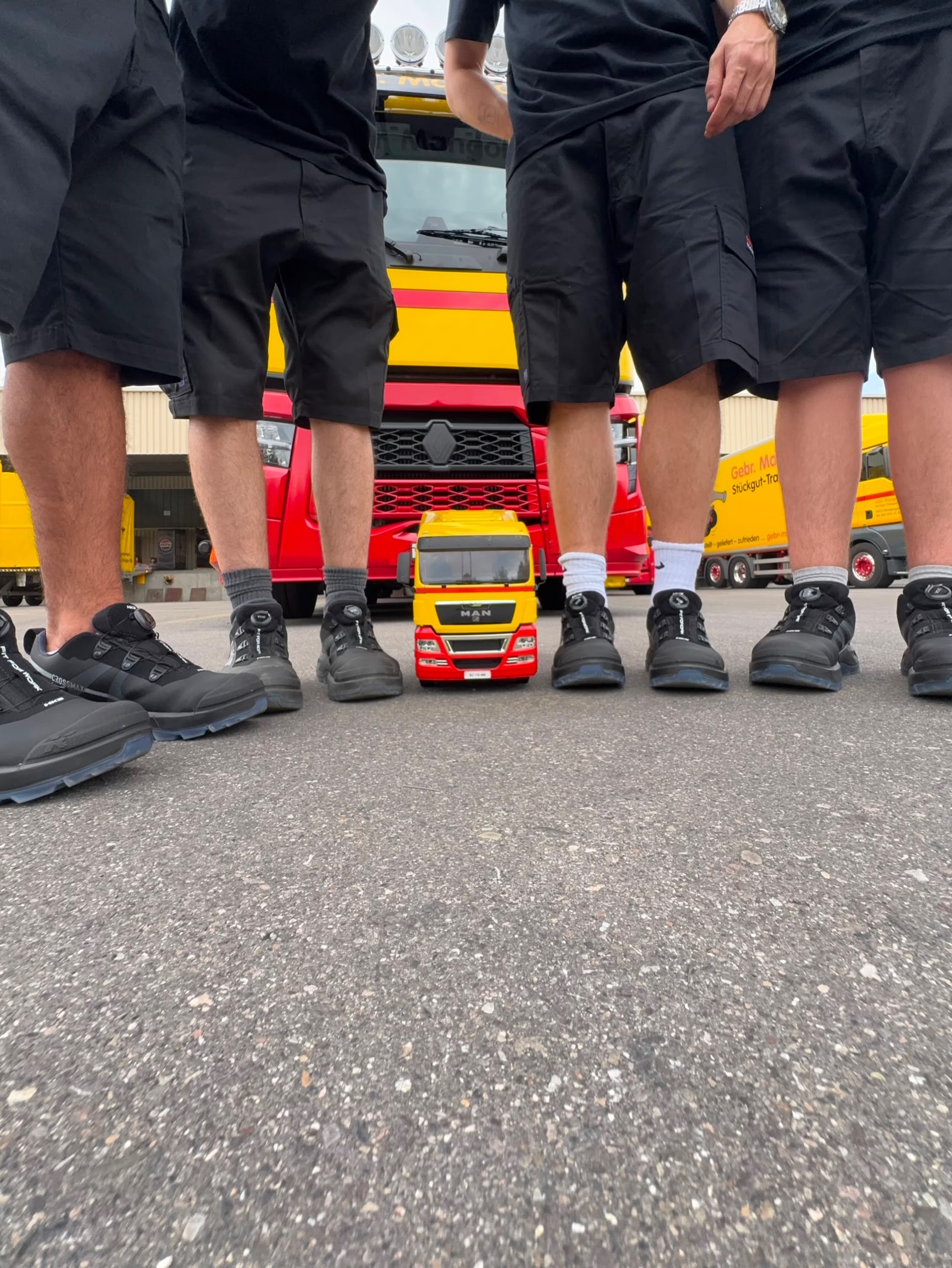Vollgas in Richtung Zukunft! 🚚💨
Wir durften heute 4 Nachwuchstalente in unserem Team willkommen heissen:
🐘 Shir, Strassentransportpraktiker EBA
🐘 Lucien, Strassentransportfachmann EFZ
🐘 Gian-Luca, Kaufmann EFZ
🐘 Lukas, BVJ-Praktikum Strassentransport
Wir wünschen euch einen tollen Lehrstart und freuen uns, euch auf eurem Weg ein Stück zu begleiten. 🤝
Die Lernenden von heute sind die Profis von morgen. 😁
#transportundlogistik #gebrmangoldag #berufsbildung #lernende #profisvonmorgen