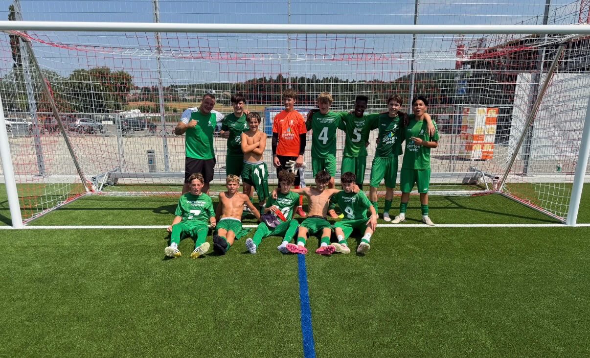 💚 Erfolgreicher Start in die neue Saison! ⚽️
Unsere C-Junioren feiern im ersten Testspiel der neuen Spielzeit einen verdienten 4:2-Sieg gegen den FC Seon! 👏🔥
Mit viel Spielfreude, Einsatz und Teamgeist zeigte das Team bereits eine starke Leistung und belohnte sich mit einem erfolgreichen Auftakt in die Vorbereitung.
Ein gelungener Start, auf dem sich aufbauen lässt. Weiter so, Jungs! 💪⚽️
Wir wünschen dem gesamten Team und dem Trainerstaff eine erfolgreiche und verletzungsfreie Saisonvorbereitung.
Allez Gonti! 💚🤍
#FCGontenschwil #CJunioren #Testspiel #Saisonvorbereitung #Nachwuchs AllezGonti 💚 Erfolgreicher Start in die neue Saison! ⚽️
Unsere C-Junioren feiern im ersten Testspiel der neuen Spielzeit einen verdienten 4:2-Sieg gegen den FC Seon! 👏🔥
Mit viel Spielfreude, Einsatz und Teamgeist zeigte das Team bereits eine starke Leistung und belohnte sich mit einem erfolgreichen Auftakt in die Vorbereitung.
Ein gelungener Start, auf dem sich aufbauen lässt. Weiter so, Jungs! 💪⚽️
Wir wünschen dem gesamten Team und dem Trainerstaff eine erfolgreiche und verletzungsfreie Saisonvorbereitung.
Allez Gonti! 💚🤍
#FCGontenschwil #CJunioren #Testspiel #Saisonvorbereitung #Nachwuchs AllezGonti