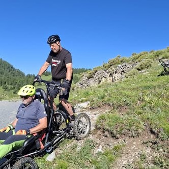 L'Equipe de Loisirs Assis Evasion est actuellement à La Colmiane pour former six nouveaux pilotes au PILOTAGE D'UN CIMGO @tessier_adaptive_sports, avec un temps magnifique, des décors superbes et des "élèves" concentrés et souriants ! @atmb_vivreenhautesavoie @departement06 @valdeblore_la_colmiane