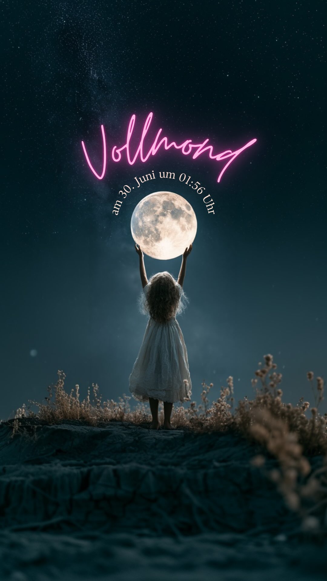 Für einen Augenblick sieht es aus, als liesse sich das Mondlicht festhalten. 🌕
Und vielleicht ist genau das die Magie dieses Vollmonds:
Etwas, das lange im Verborgenen gewachsen ist, wird endlich sichtbar. ✨
All die kleinen Schritte der letzten Wochen.
Das Fühlen. Das Erkennen. Die stille Veränderung.
🙌 Jetzt will es nicht mehr nur verstanden werden.
🙌 Jetzt will es gelebt werden.
Für uns Eltern kann dieser Vollmond wie ein Spiegel im Dunkeln sein. Er zeigt, wo wir noch automatisch reagieren. Wo wir zu viel tragen. Wo wir Prägungen an unsere Kinder weitergeben, aus denen wir selbst längst herauswachsen möchten.
Während die Sonne im gefühlvollen Krebs steht und der Mond im klaren Steinbock auf dem Gipfel leuchtet, begegnen sich zwei Kräfte: Familie, Nähe und Geborgenheit auf der einen Seite – Klarheit, Realitätssinn und Konsequenz auf der anderen.
Vielleicht spürst du gerade sehr deutlich, was in deinem Familiensystem mehr Ruhe braucht. Mehr Wahrheit. Mehr liebevolle Ordnung.
Nicht, um perfekt zu werden, sondern um bewusster weiterzugehen.
Was möchtest du nicht länger nur fühlen, sondern wirklich leben?
Was möchte ich meinem Kind nicht länger weitergeben?
Was darf jetzt wirklich wachsen?
Vielleicht ist dieser Vollmond kein lauter Neubeginn.
Vielleicht ist er der stille Moment, in dem du erkennst:
💫 Alles, was du bisher getan hast, kann sich jetzt wirklich verwirklichen.
Spürst du das gerade auch bei dir?
Folge mir @wirsindstark.ch und teile diesen Beitrag mit deinen Liebsten 💖
#Vollmond #Elternsein #AchtsamkeitMitKindern #Naturverbunden #WirSindStark