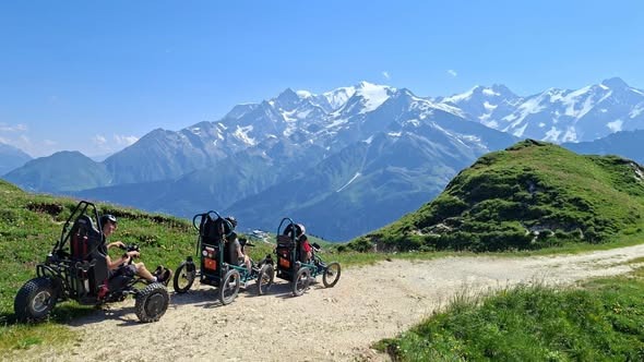 AVEC LOISIRS ASSIS EVASION... si vous cherchez un petit peu de fraicheur, monter en Quadrix sur les hauteurs des Contamines vous amènera très vite tout près du Lac de Roselette, ou sur les pentes du Mont Joly avec une vue extraordinaire sur la Chaine du Mont Blanc ! Une sortie toujours appréciée... paar l'Equipe de Handisport Annécien
