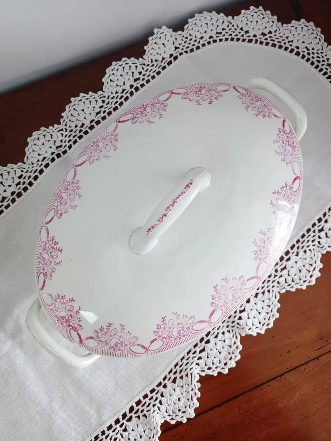 🍲 Il y a des soupières qui finissent au fond d'un buffet... et puis il y a celles qui méritent une place au centre de la table.
Cette soupière (ou légumier) de la Société Amandinoise de Saint-Amand séduit par sa faïence blanche lumineuse et son délicat décor de fleurs roses. Une pièce pleine de douceur qui attend sa nouvelle vie !
On l'imagine bien sûr remplie d'un bon velouté ou d'une plâtrée de légumes, mais aussi détournée en centre de table, garnie de fleurs fraîches ou de fruits de saison.
🔎 Très bon état
À noter : un petit point au fond du plat, discret et sans incidence sur son utilisation.
📐 Dimensions : 31 × 17,5 cm. Hauteur avec couvercle : 13,5 cm
⚖️ 1,3 kg
🏷️ Prix en baisse : 25€ au lieu de 35 € + frais de livraison.
📦 Retrait à l'atelier de Villeneuve d'Ascq, livraison possible sur la métropole lilloise ou envoi partout ailleurs !
#societeamandinoise #vaisselleancienne #artdelatablevintage #lesimparfaits #soupiereancienne