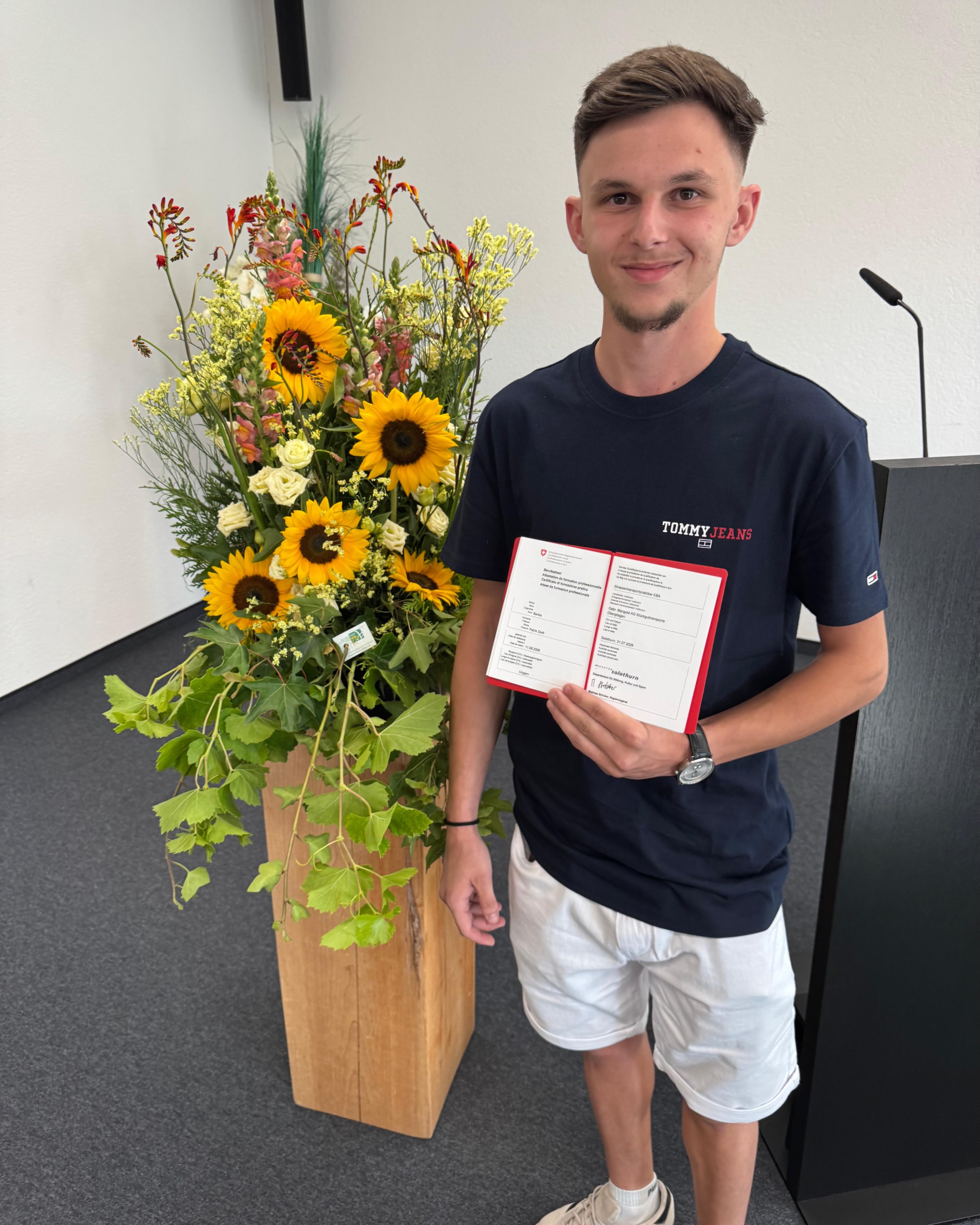 STRASSENTRANSPORTPRAKTIKER EBA 🚚
Wir gratulieren Patrik von Herzen zu seinem bestandenen Abschluss als Strassentransportpraktiker EBA. Mit der Note 5 in der praktischen Prüfung und einer 6 in der VA hast du gezeigt, dass du ein qualifizierter Berufsmann bist. 🤩
Lieber Patrik, wir sind stolz auf dich und freuen uns auf unsere weitere Zusammenarbeit. 💛🐘