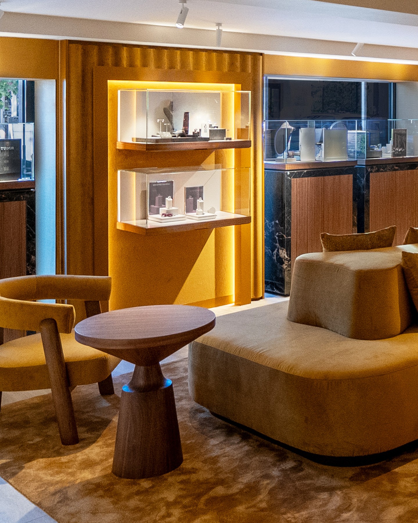 JUWELIER MAYER STARNBERG
A variety of zones featuring a lounge, bar, sales tables, and curated presentation areas create an exclusive customer experience. Intimate niches allow for private consultations, while open areas convey lightness and spaciousness.
#KitzigDesignStudios #JuwelierMayer #Starnberg #JewelleryDesign #RetailDesign #DesignBeyondBoundaries #LuxuryRetail #Starnberg